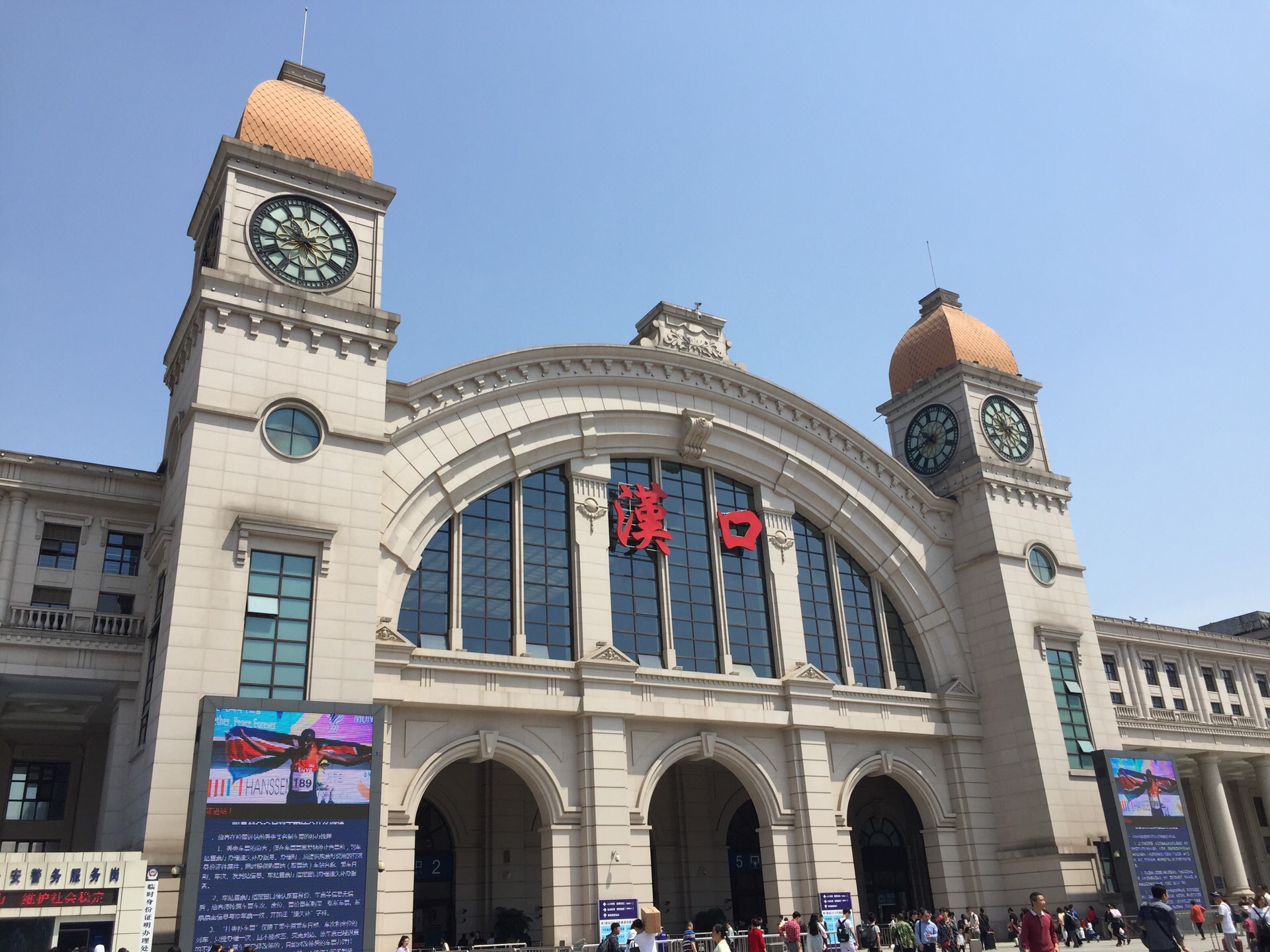 从深圳火车站西坐的士到宝安汽车站要多少钱啊？远吗？