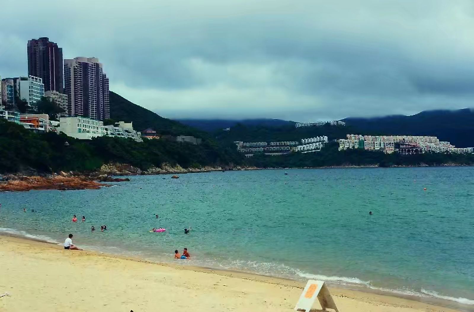 【携程攻略】香港浅水湾景点,第二次来浅水湾，上次是冬天，看见的水是绿的，但很清澈。这次是夏天…