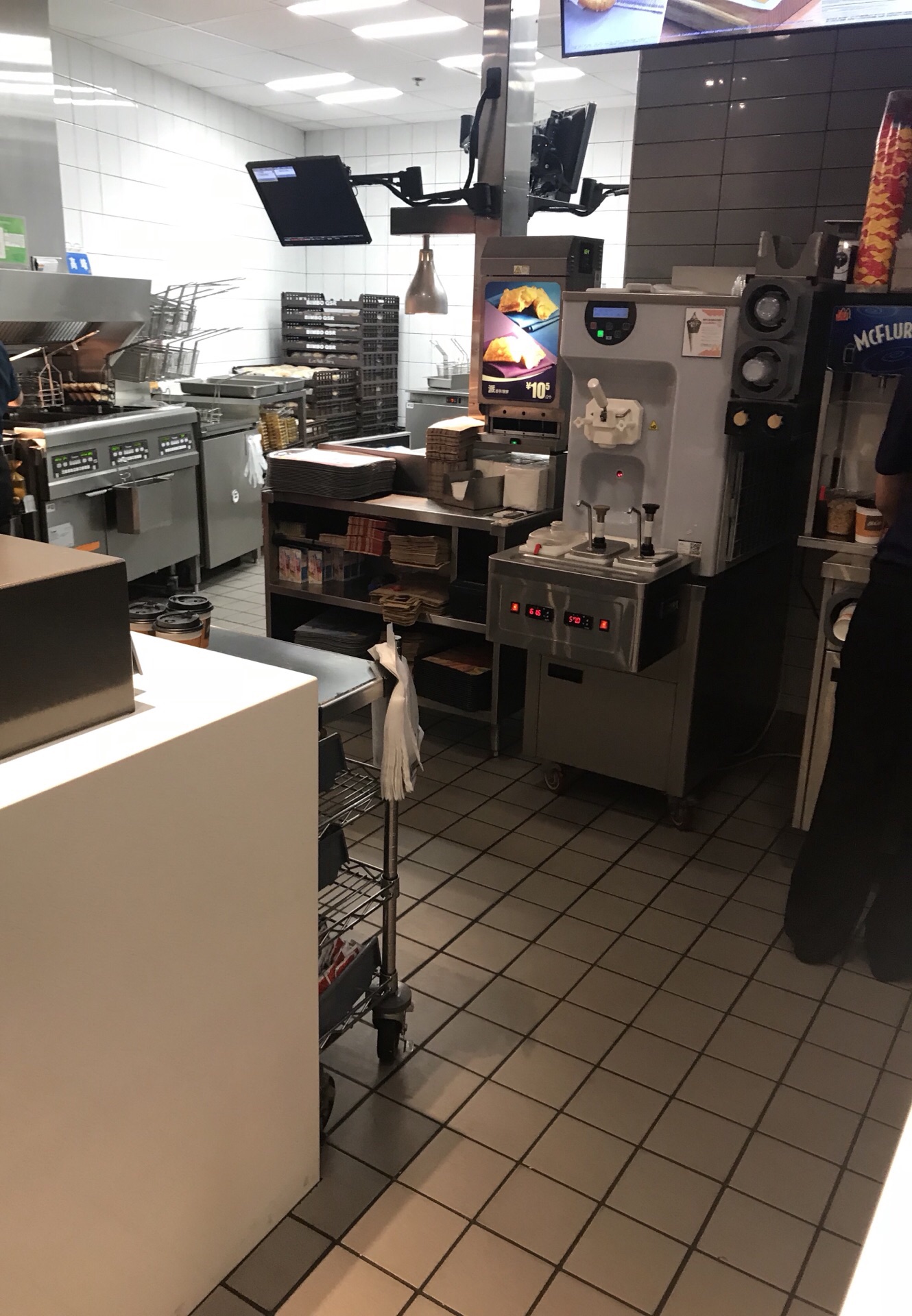 麦当劳这家快餐店,每天的生意都是好的不得了,无论