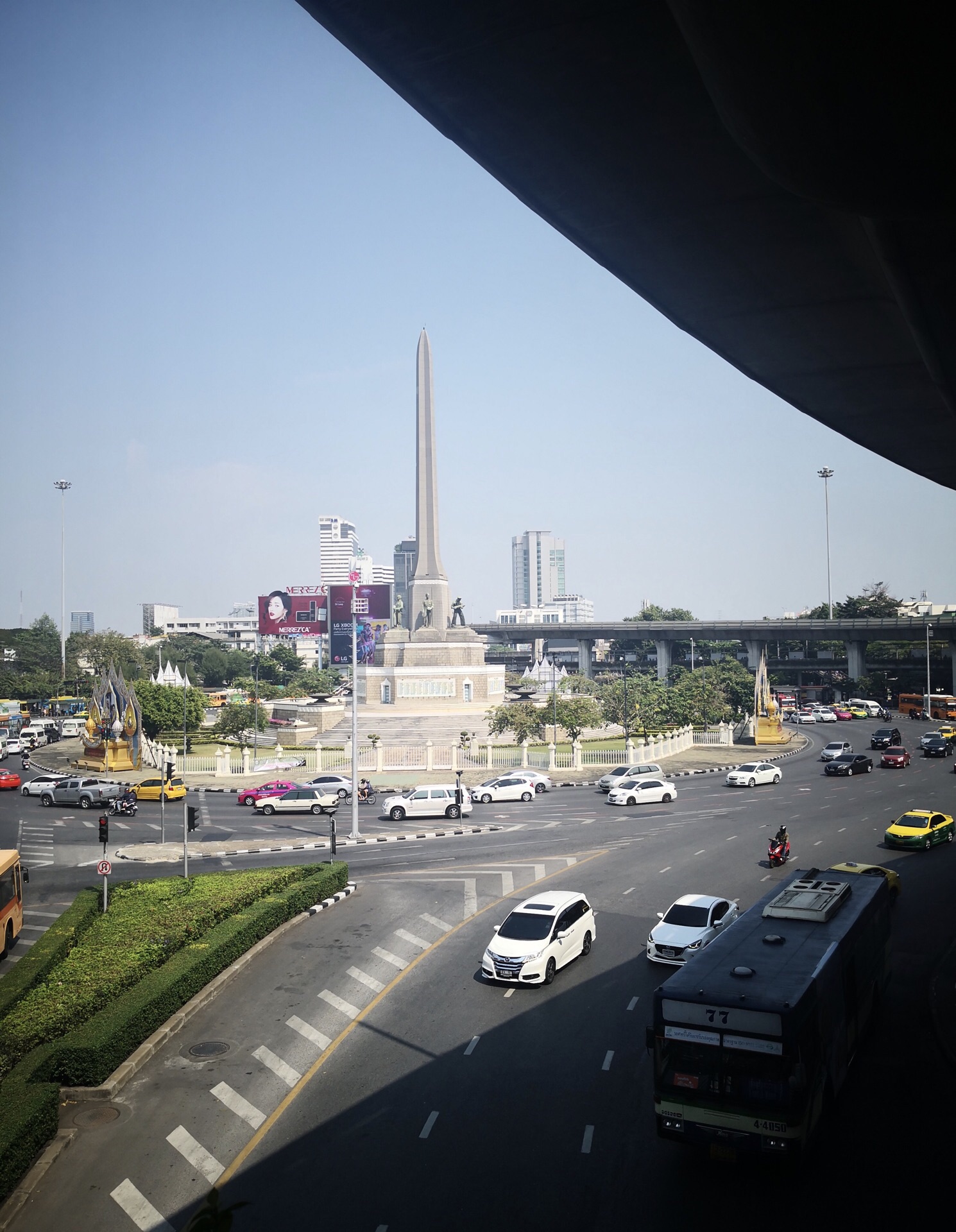曼谷，泰国- 12月27 ：2014年 夜视图胜利纪念碑是一座大军事纪念碑在12月27日的曼谷：2014年， I 编辑类图片 - 图片 包括有 拱道, 战斗: 70138660