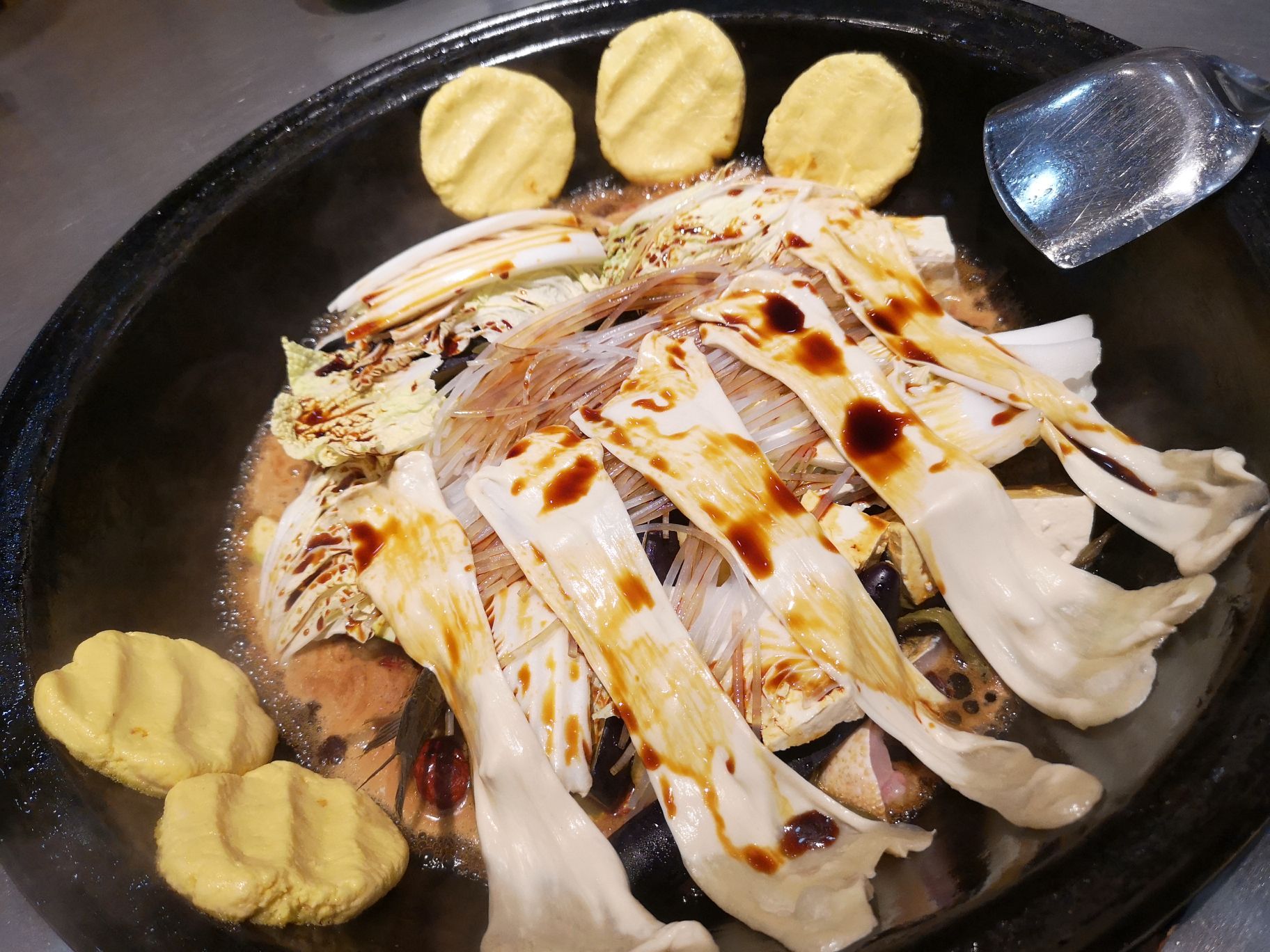 2023屯老二农家铁锅炖(富民路店)美食餐厅,玉米饼子和花卷很好吃.