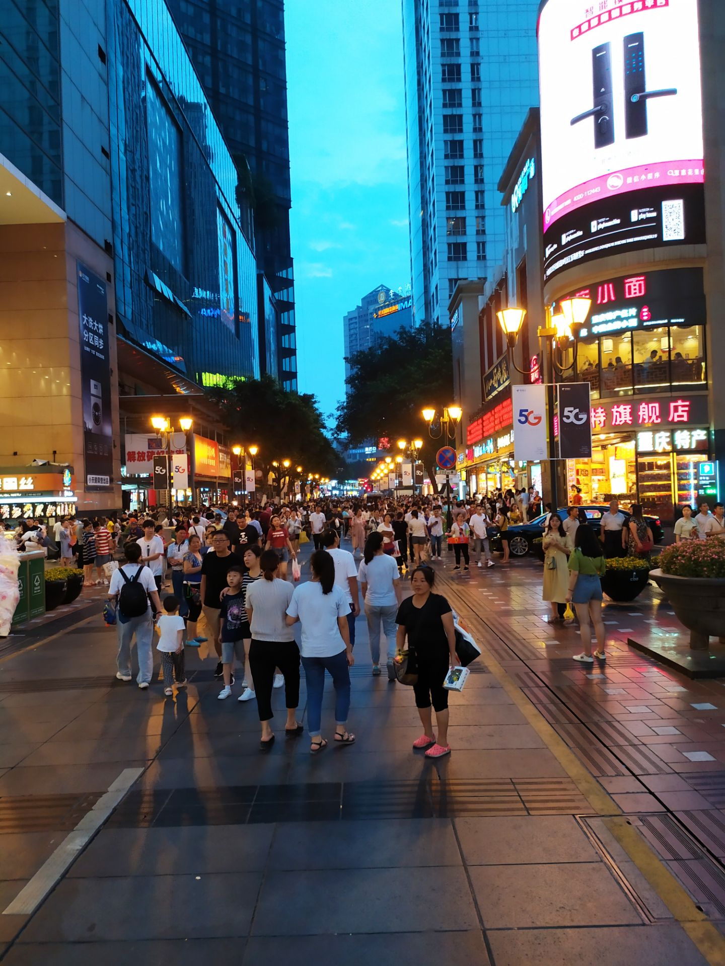 【携程攻略】重庆解放碑步行街景点,每个城市都有一条步行街买的东西都差不多，但是解放碑交通方便附近住…