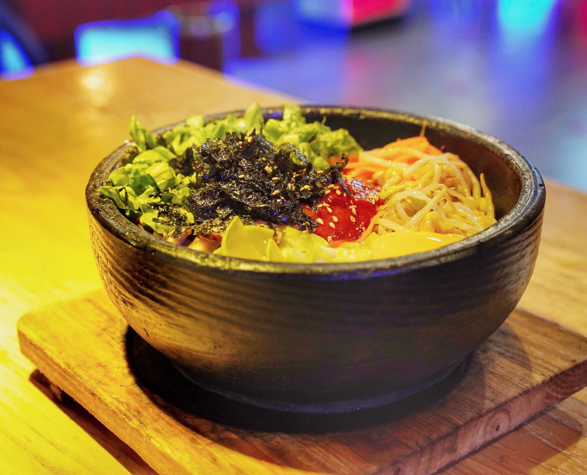 最后来个全州拌饭各种时蔬和半熟蛋配着香辣的拌饭酱一起搅拌均匀