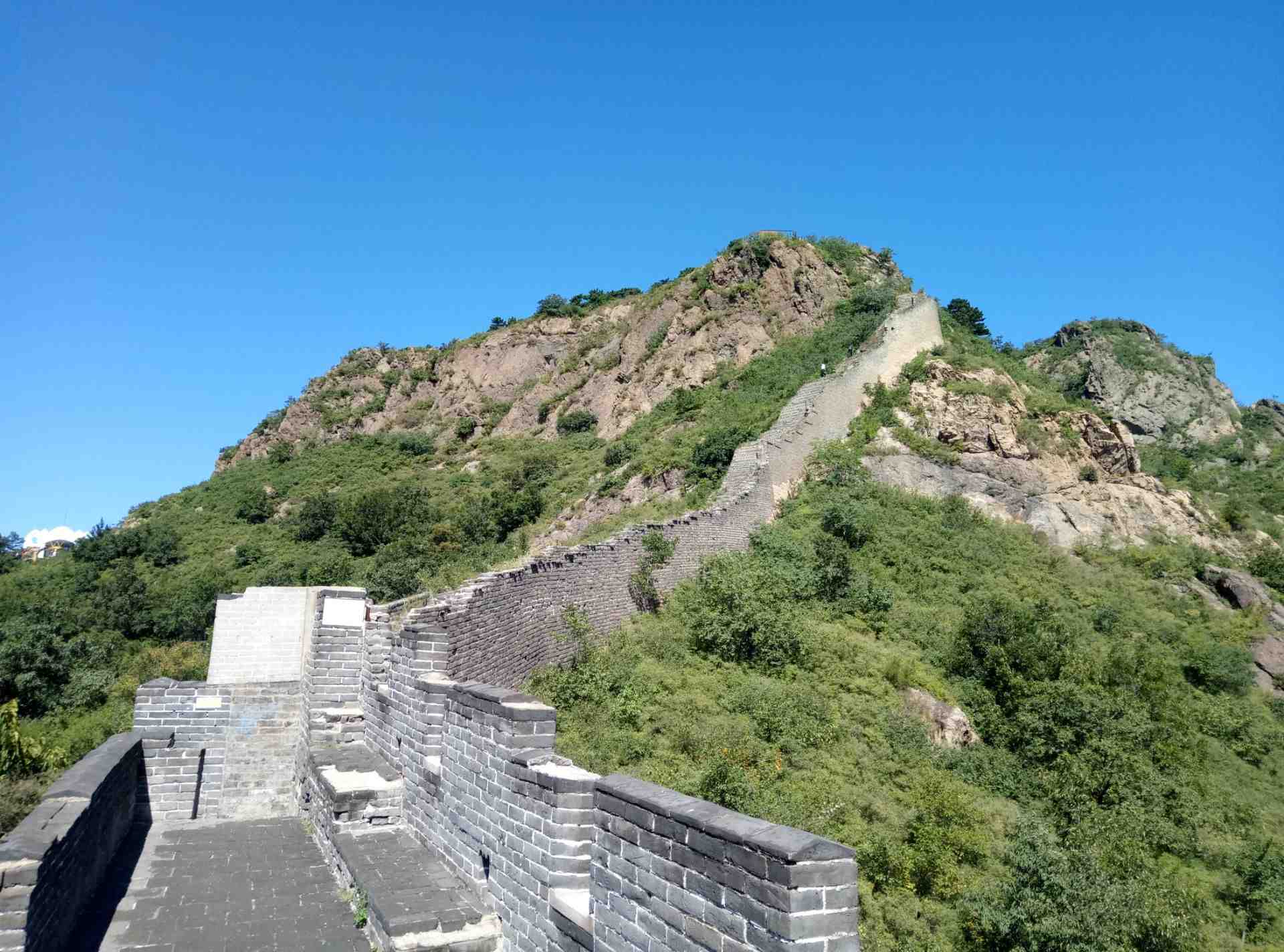 不到长城非好汉,角山在山海关火车站对面景区内,去里面打车方便.