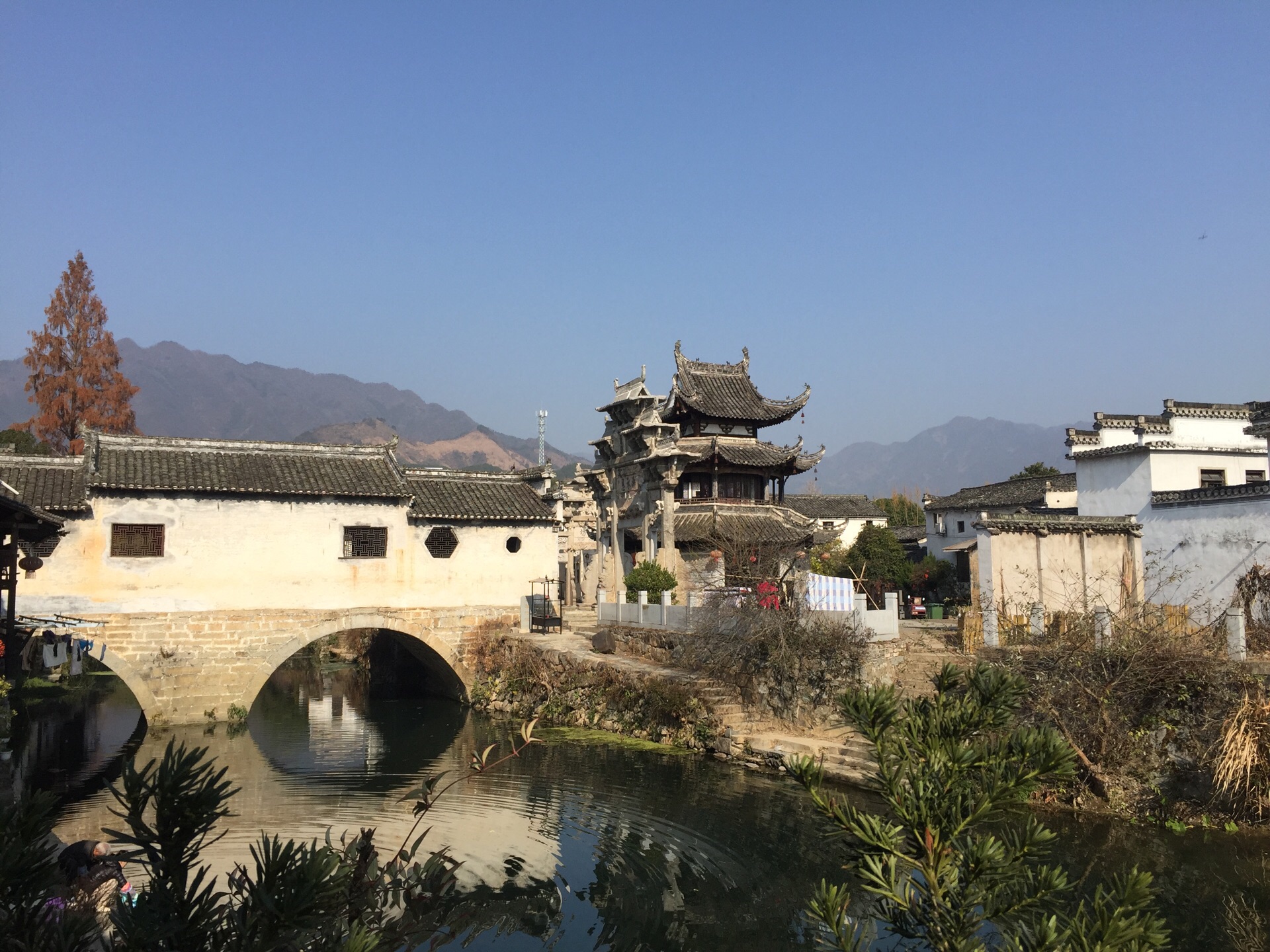 高阳桥是安徽歙县许村景区里的一个标志性景点,过了高阳桥,就是大观亭