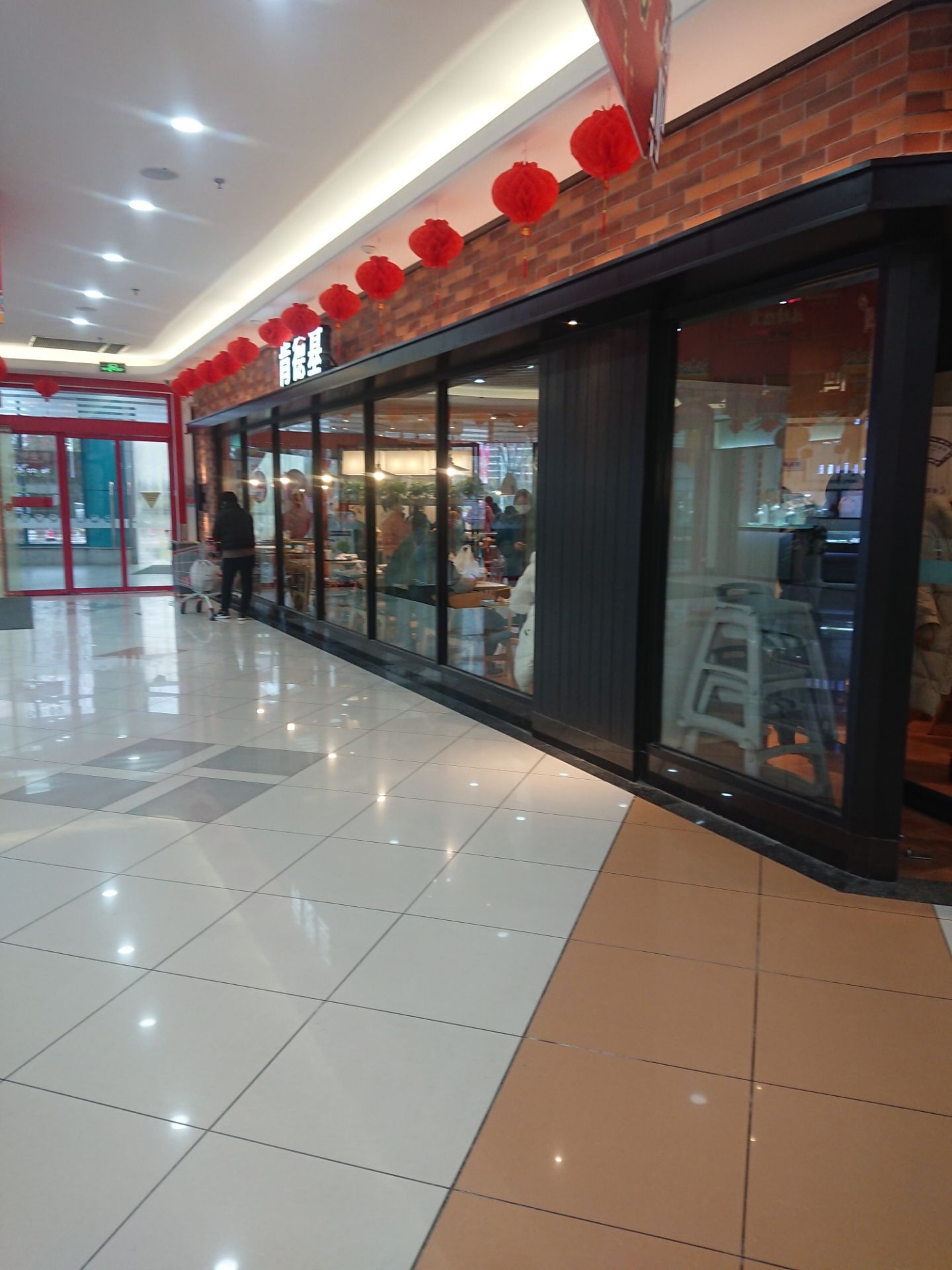 性的连锁西式快餐店很不错的他们家的薯条啦鸡翅啦汉堡啦鸡排啦都很