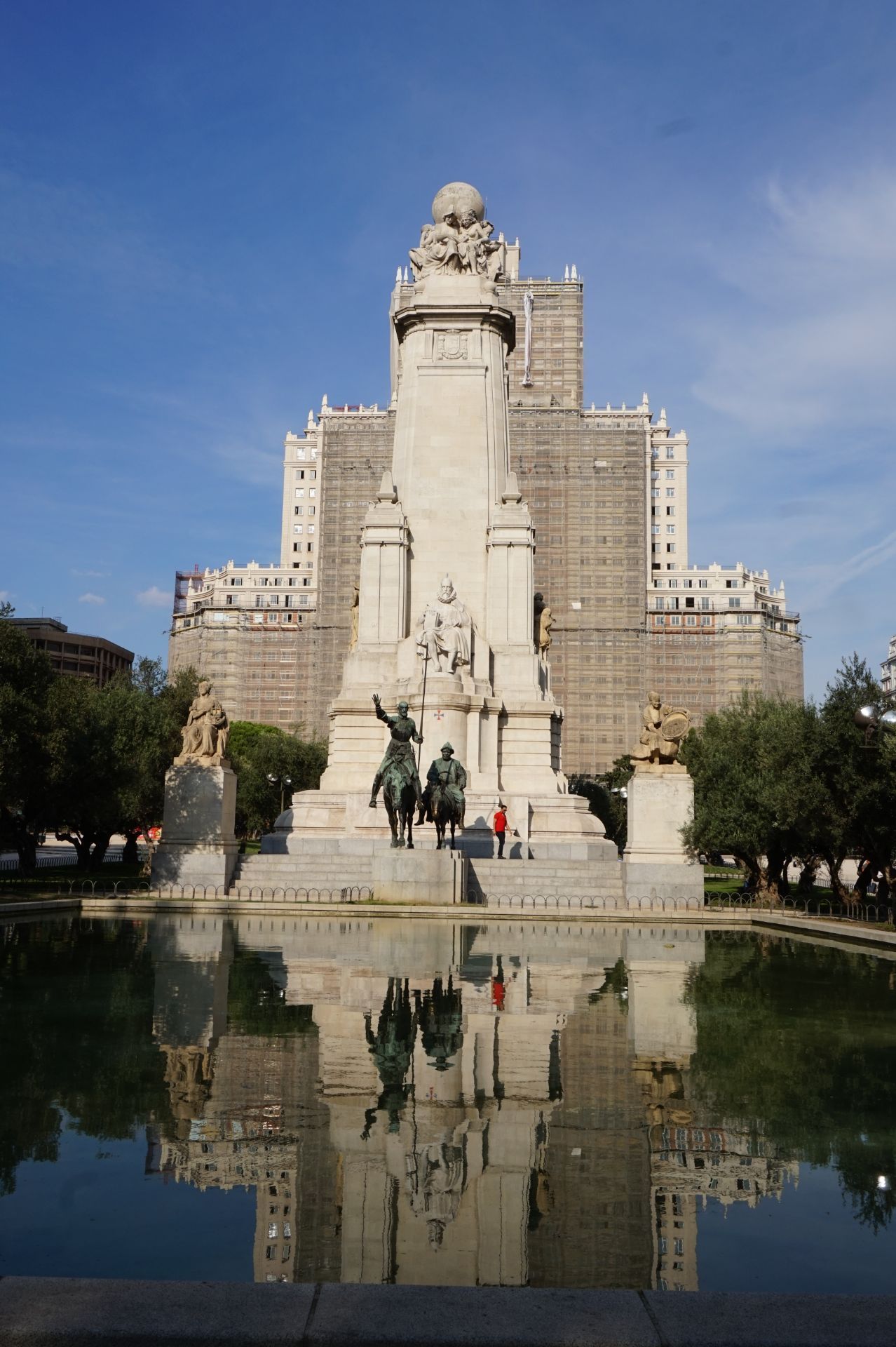 2023西班牙广场游玩攻略,游览的人们,排着队在碑前的【去哪儿攻略】