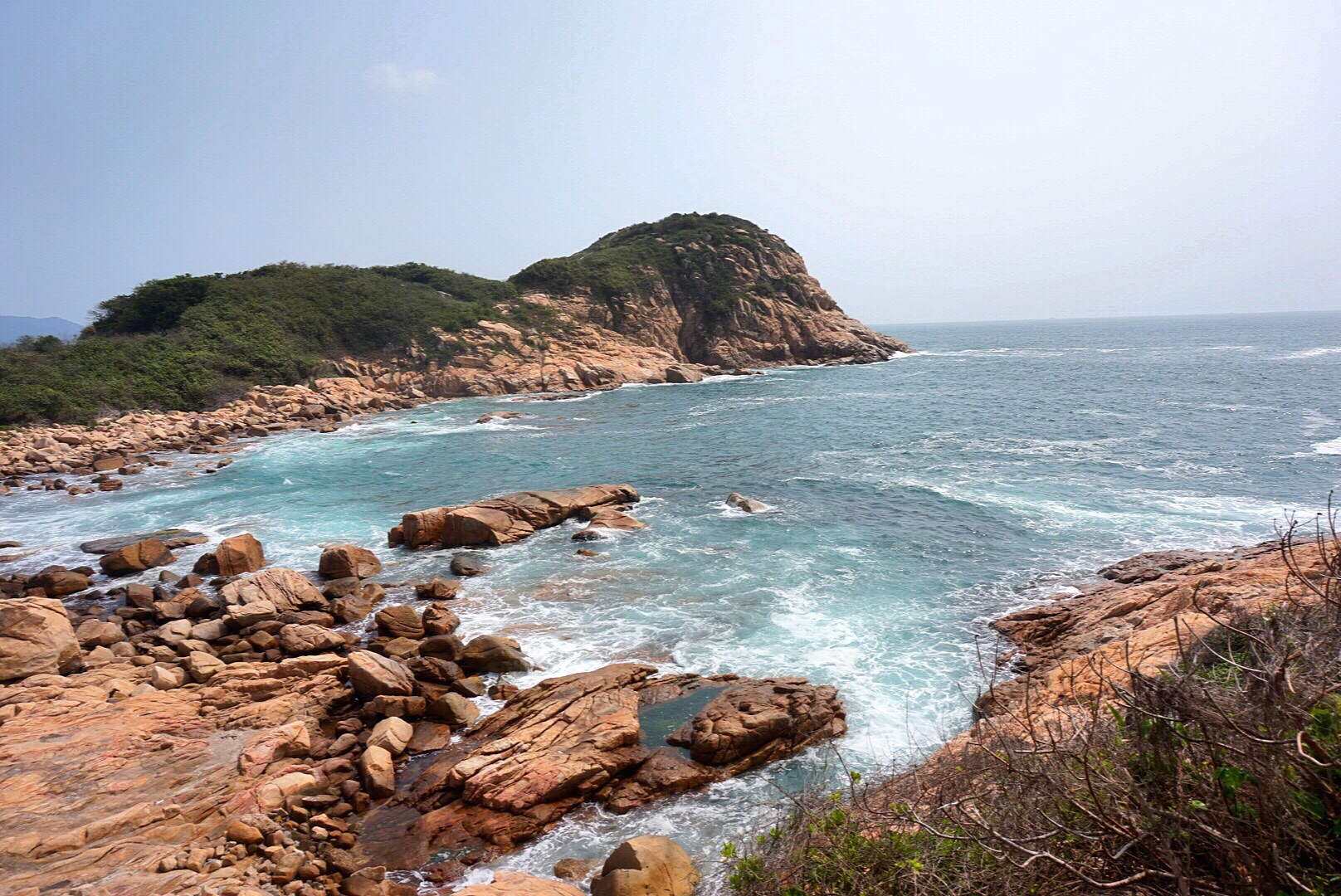 大澳是香港的一个离岛,远离市区,以前是个小渔村,现在因为发现旅游