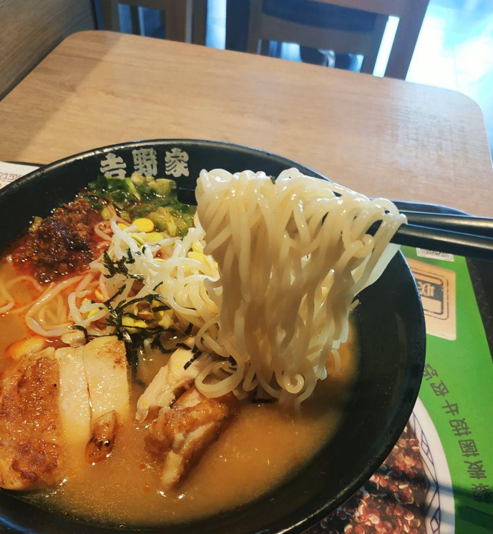 本人正好很喜欢有汤汤水水的面条,中午自己值班哈哈吉野家就在单位楼