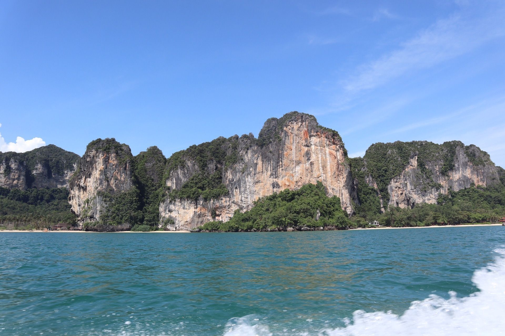 莱雷海滩是甲米岛上的第二大海滩,这里有着漂亮的悬崖,也有着优美的