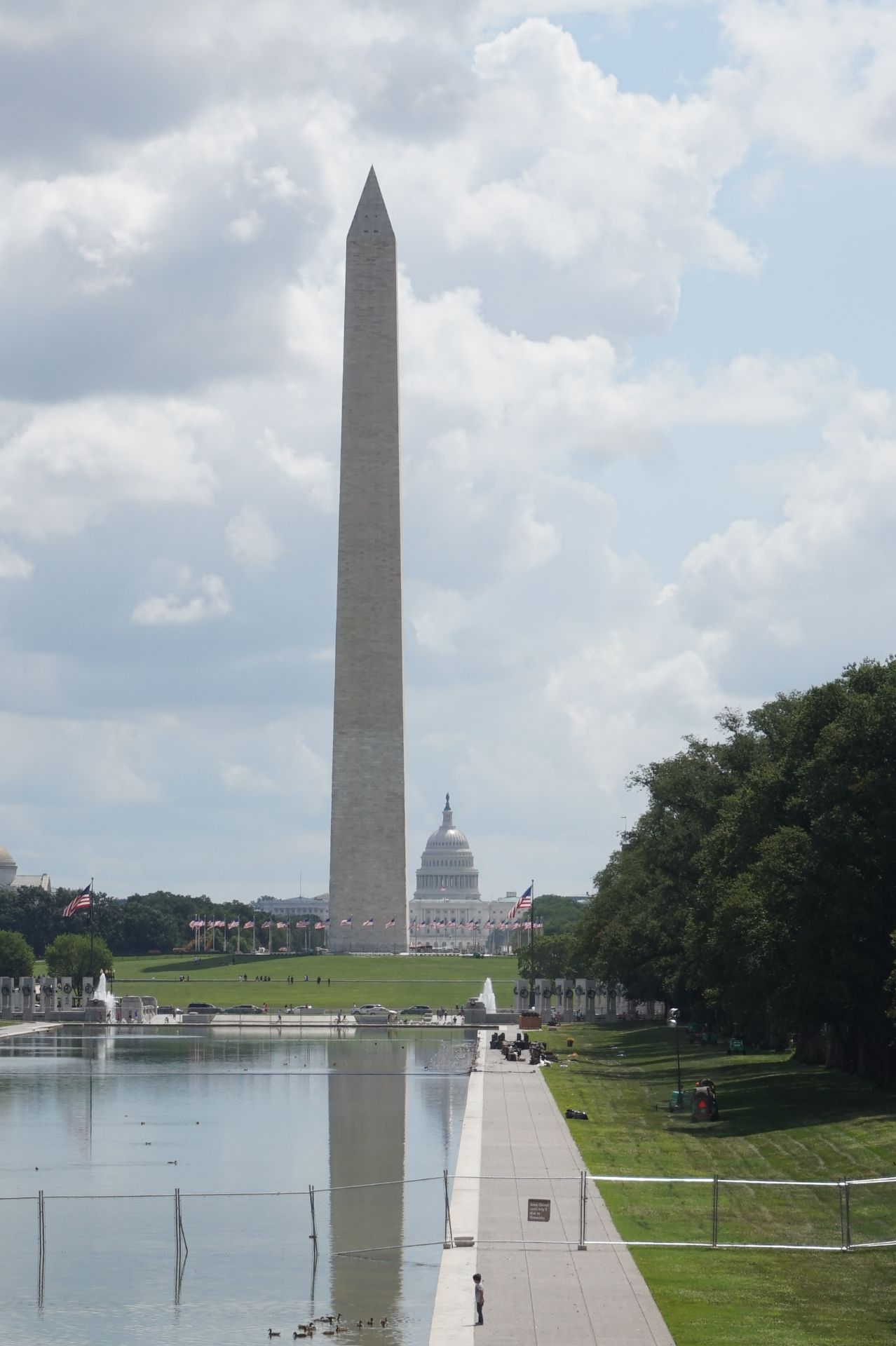 从景色而言,她是"倒影池". 就景物来说,她是"反思池"