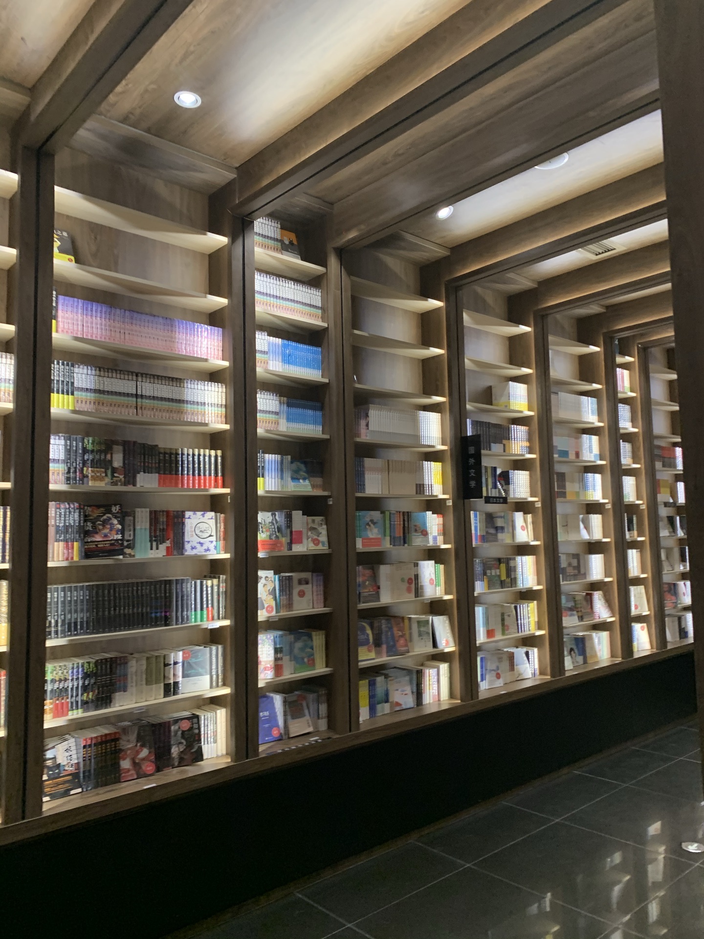 钟书阁 算得上现在重庆的网红书店了 这里位于杨家坪新建的