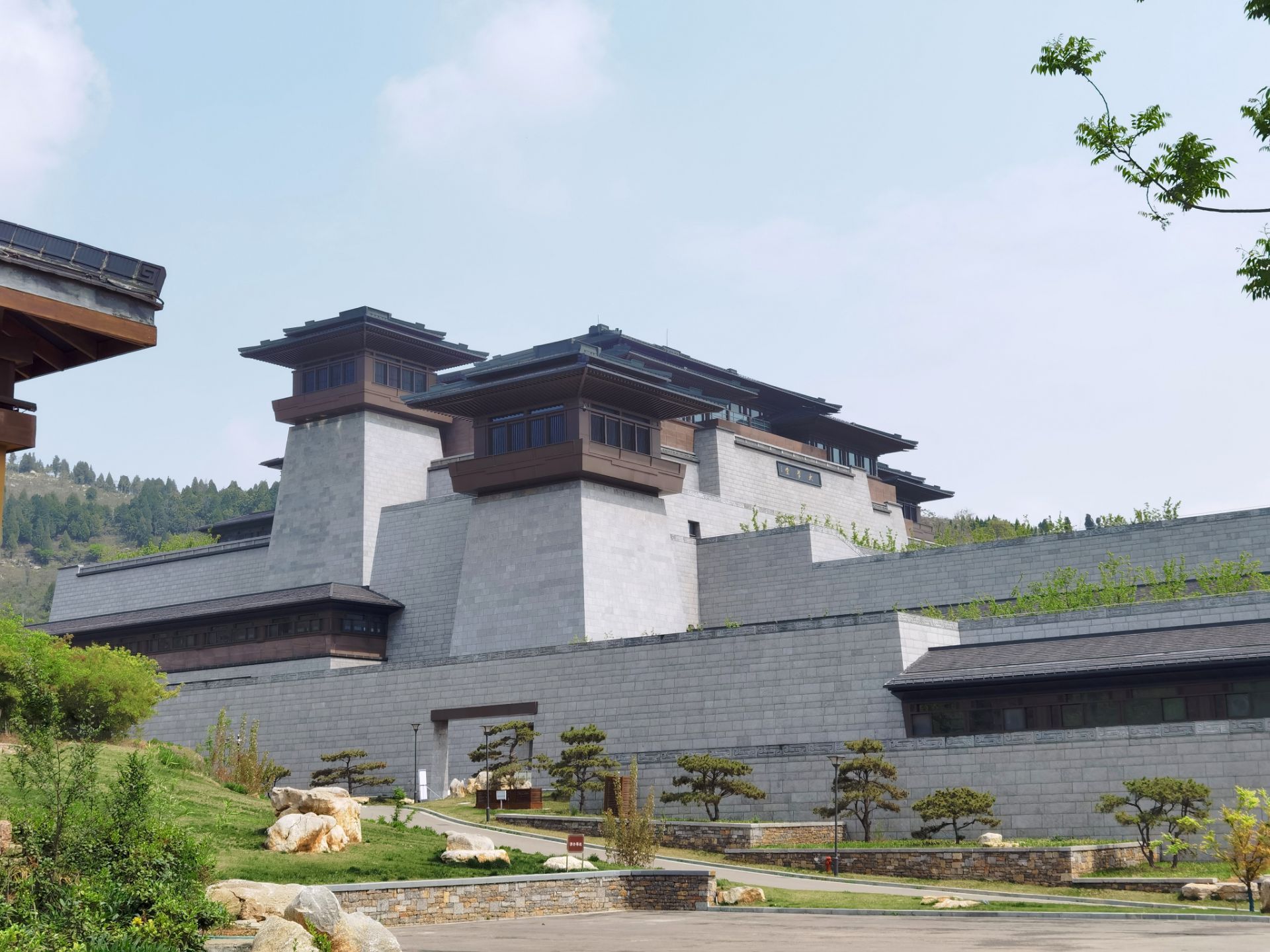 游客中心,有很大的停车场,停车收费十元,门票180,现在打五折一张票80