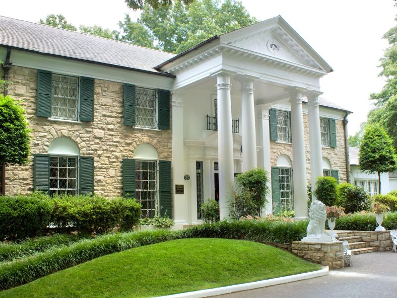 "确实猫王影响了美国一代人" "很多人前去参观膜拜的" 1/ 34 猫王雅园