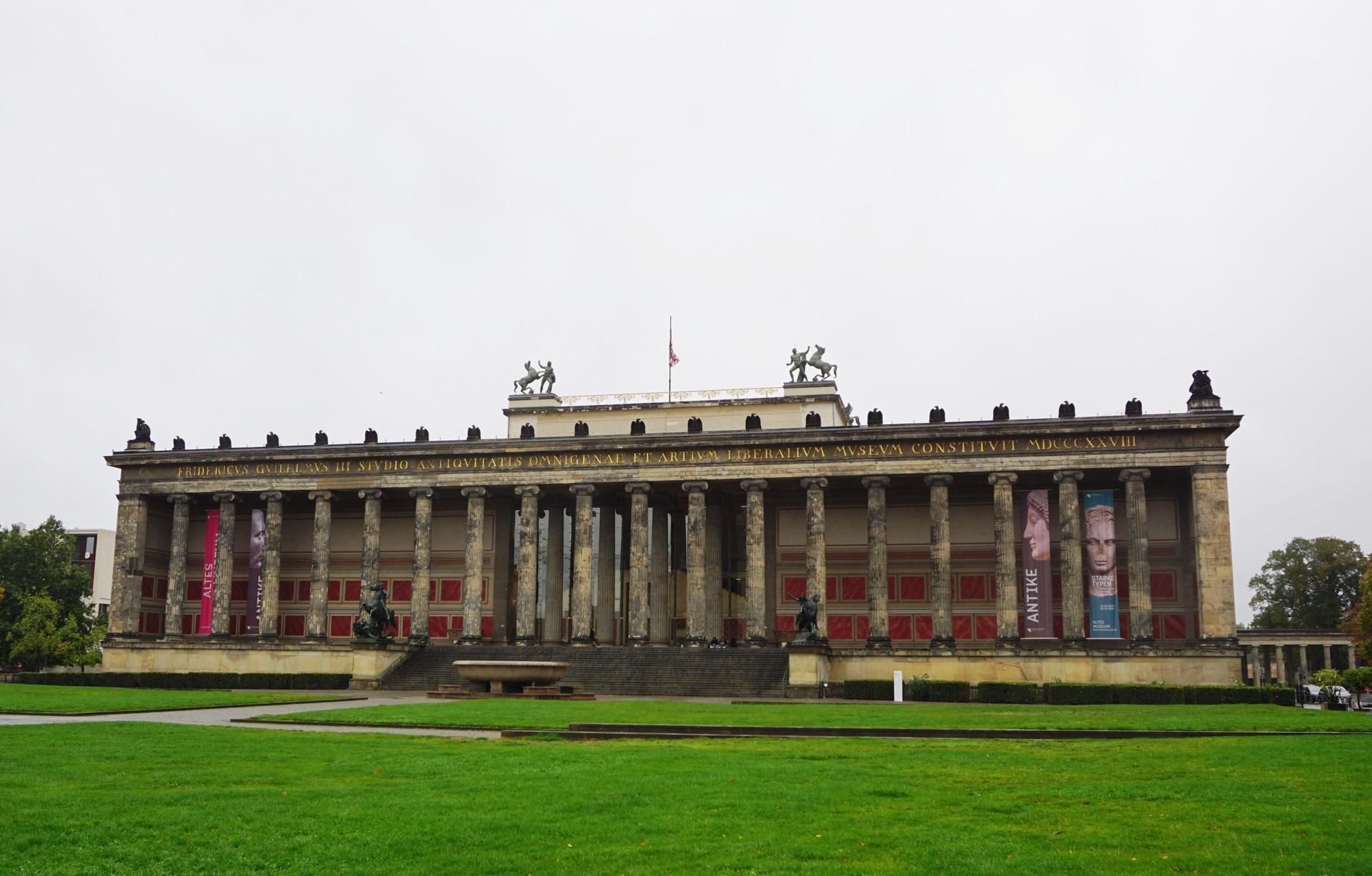 柏林老博物馆本身就是很有观赏性的建筑,新古典主义风格,18根爱奥尼亚