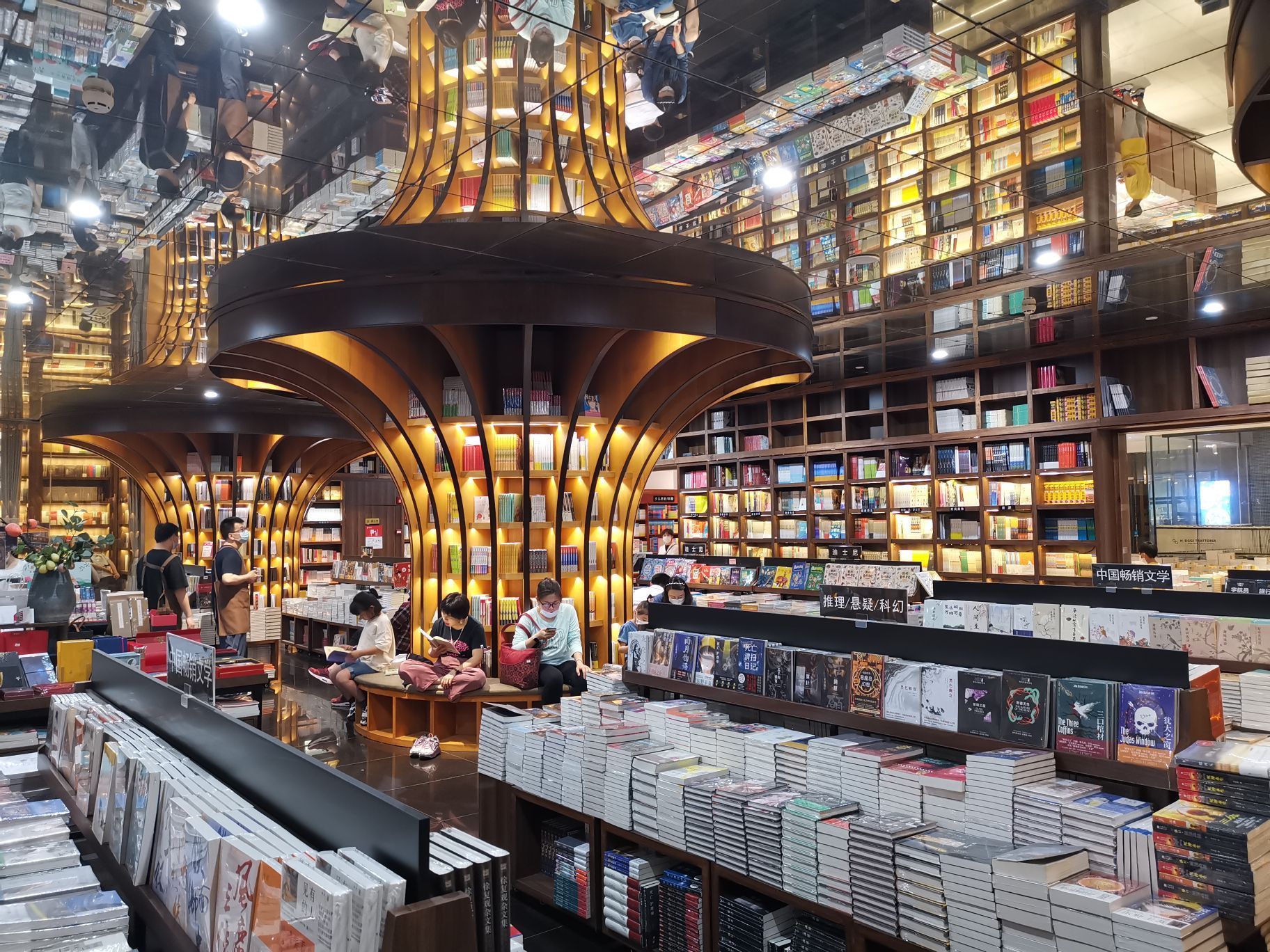 【携程攻略】上海钟书阁(绿地缤纷城徐汇店西区)购物,绿地缤纷城一楼