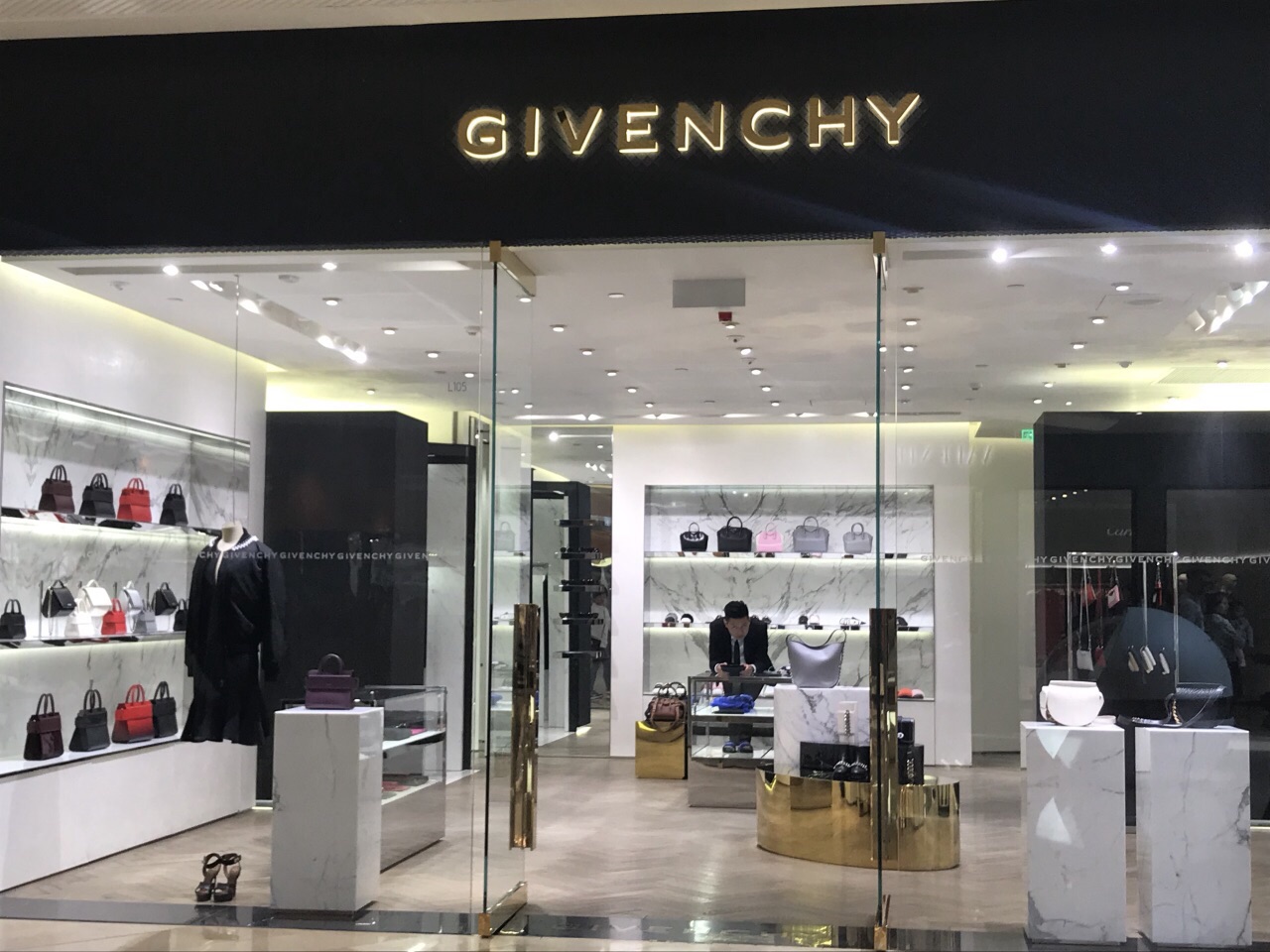 givenchy(纪梵希)的店铺,莹白纯净通透,就更衬得黑红二色的服装,鞋子