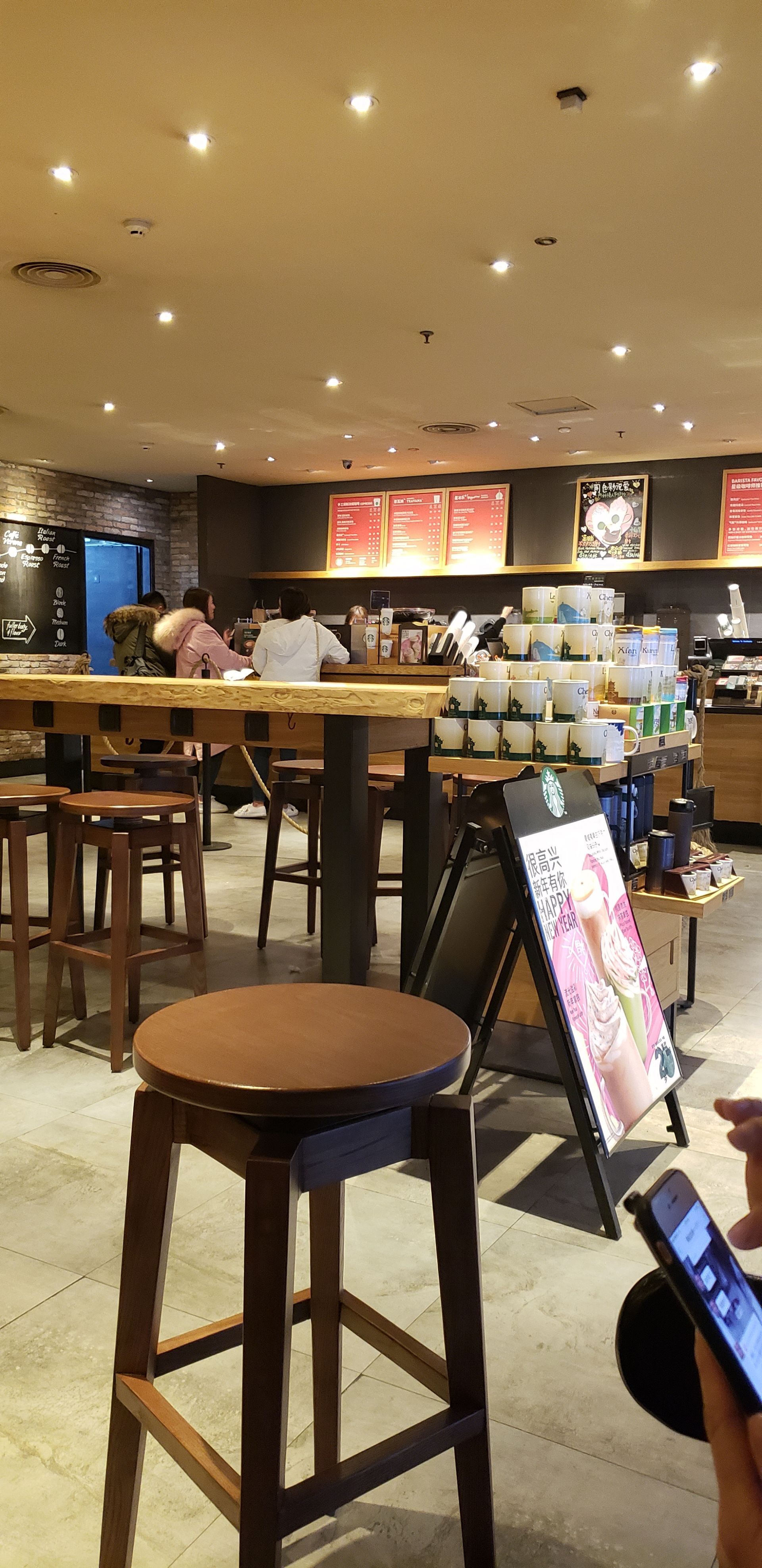 2022星巴克(浦东机场T2店)美食餐厅,星巴克的人手真的是最多的，...【去哪儿攻略】