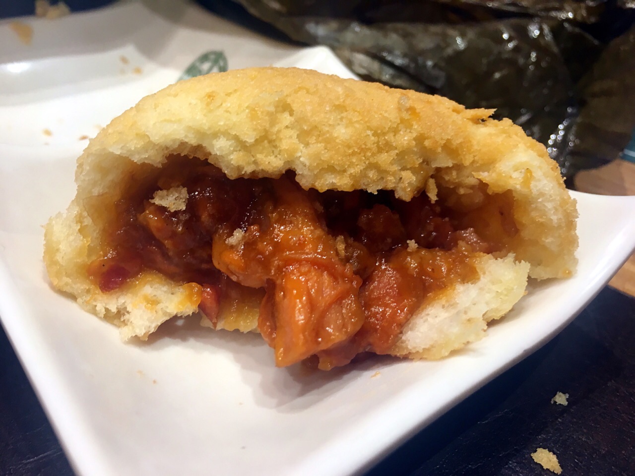 酥皮焗叉烧包一份三只小拳头般圆圆饱满的形状外壳金黄犹如菠萝包或者