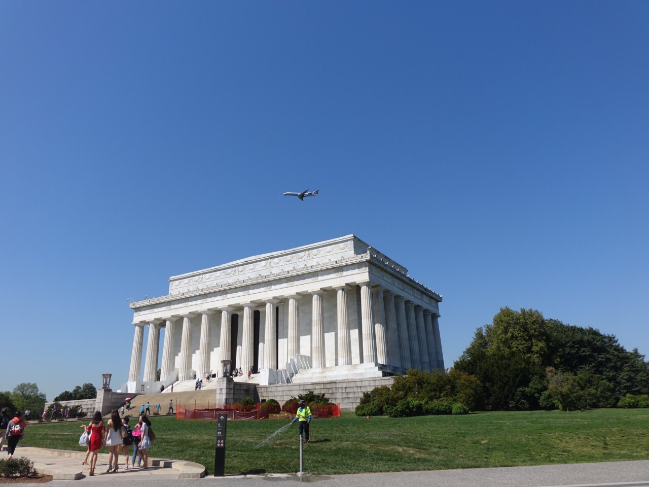林肯纪念堂位于华盛顿dc,在战争纪念碑对面.