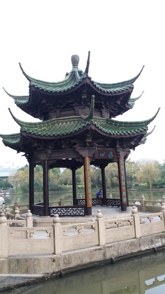 行走在细雨朦胧下的濠河景区——中国博物馆之城南通