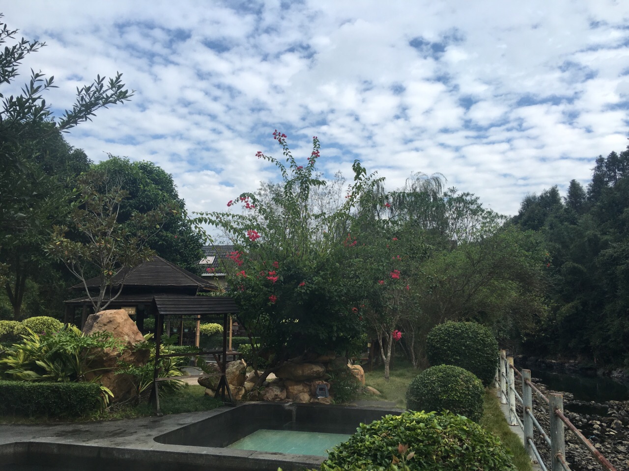 河源和平热龙温泉景点,热龙温泉度假村里的温泉,是我近年来泡过觉得
