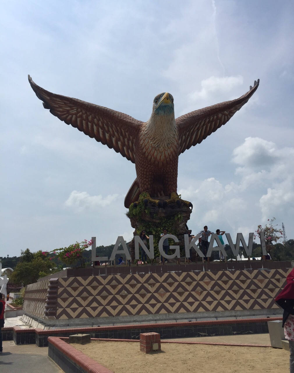 巨鹰广场位于瓜埠,所谓的巨鹰广场,其实也就是一个老鹰雕像,旁边有一
