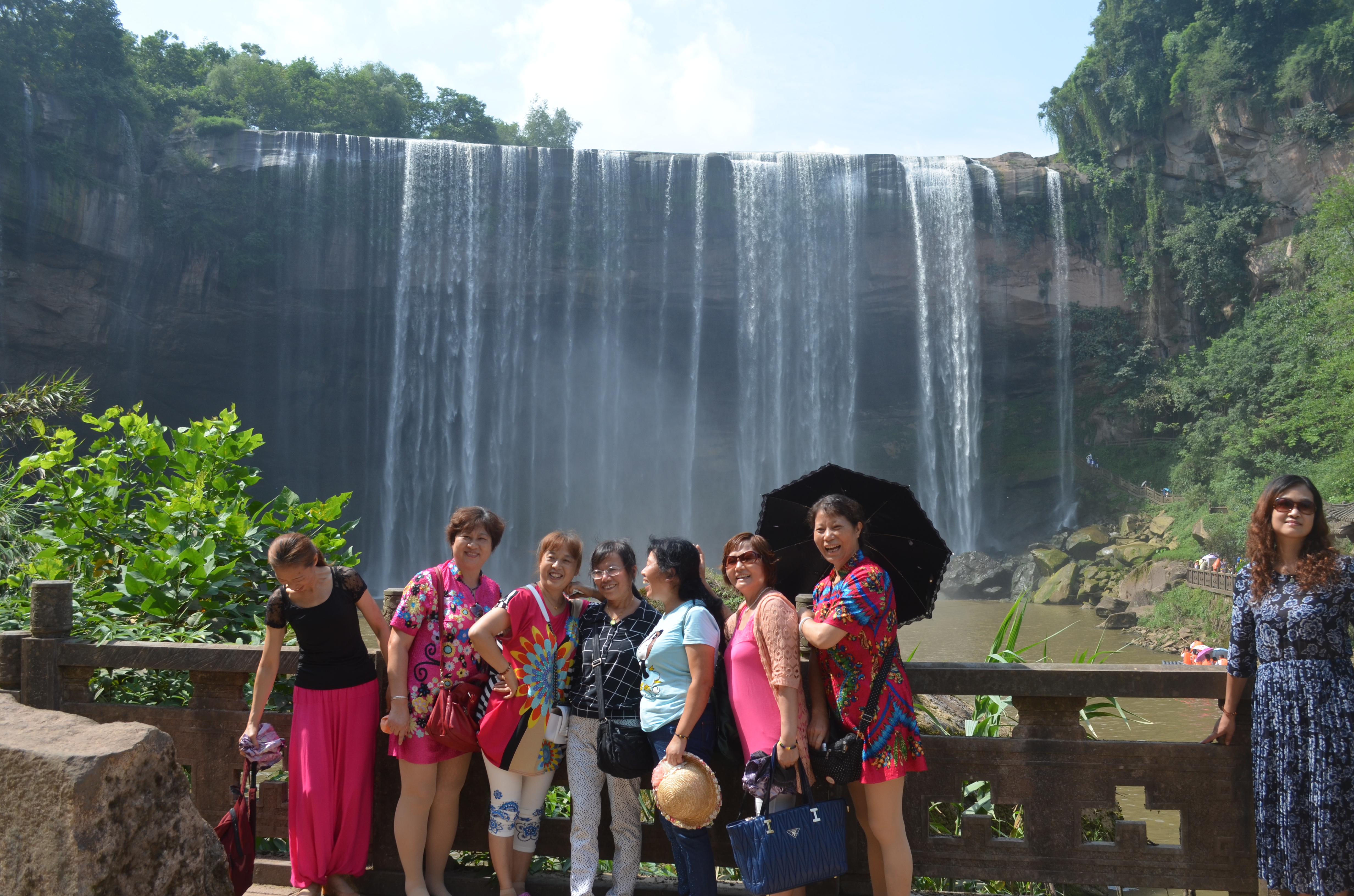 【携程攻略】重庆万州大瀑布景点,万州大瀑布位于重庆市万州区，瀑布面积多达9739平方米，落差64.5米，…