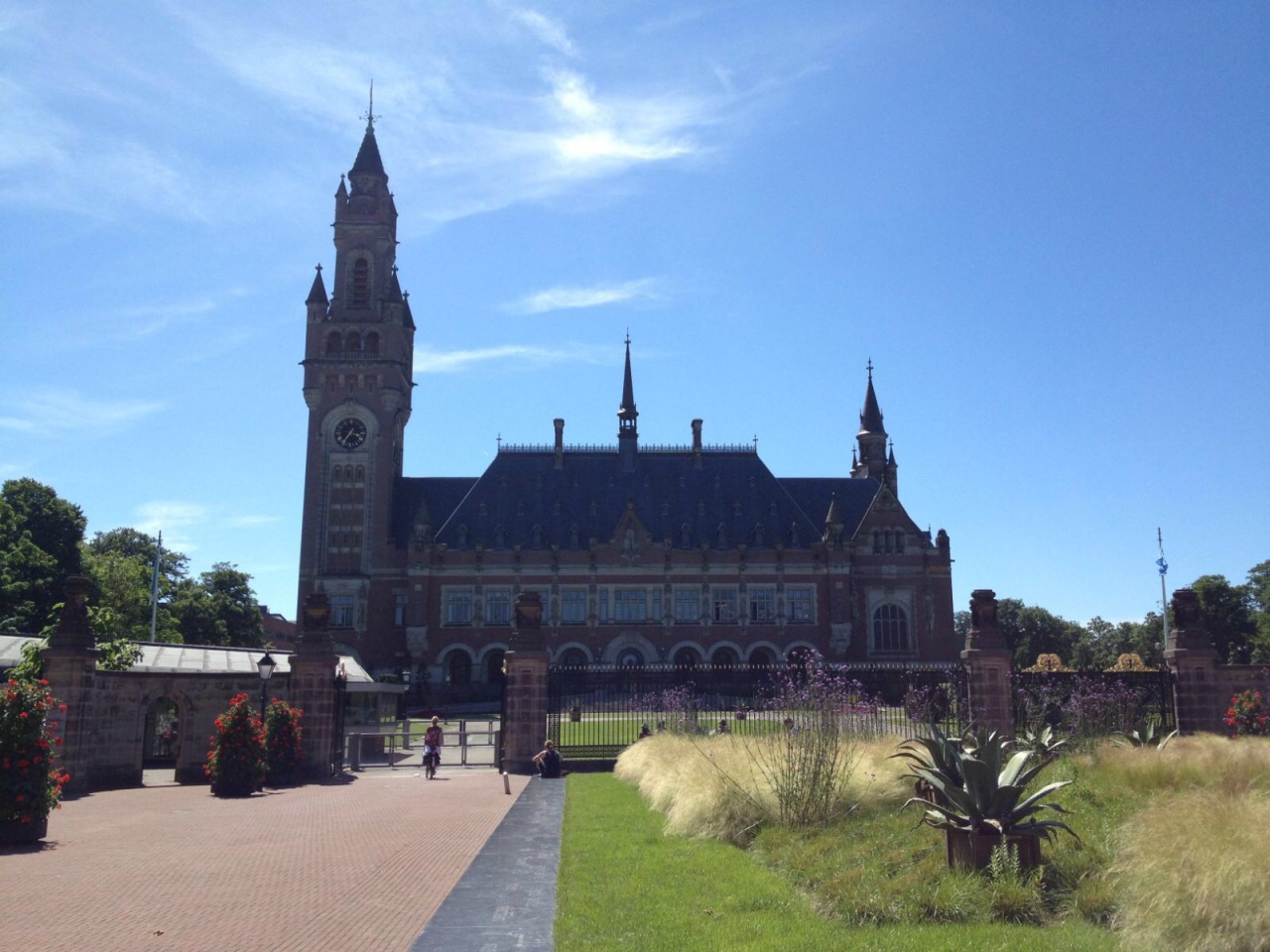 【携程攻略】斯赫弗宁恩和平宫景点,和平宫是荷兰海牙最著名的建筑，是联合国国际法庭所在地。前段时间，…