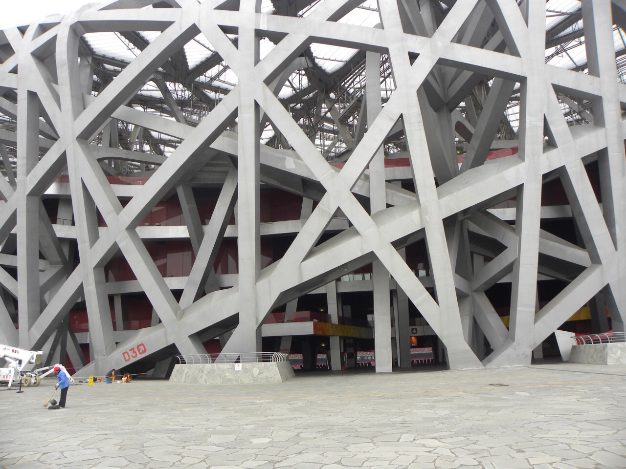 鸟巢-国家体育场,主体钢结构,之所以叫鸟巢,是其外形远远望去恰似