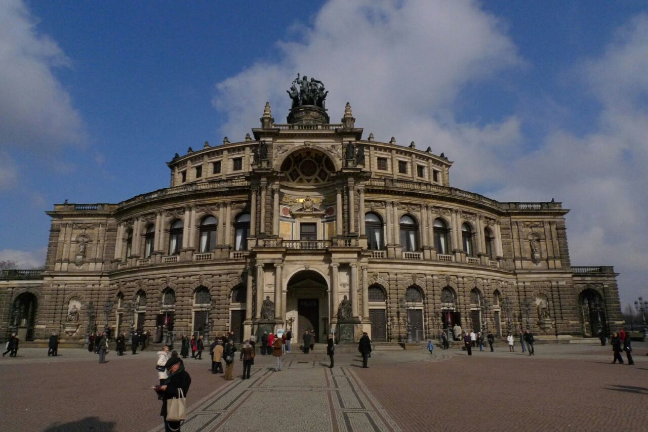 是德国著名的歌剧院之一,新古典主义风格明显