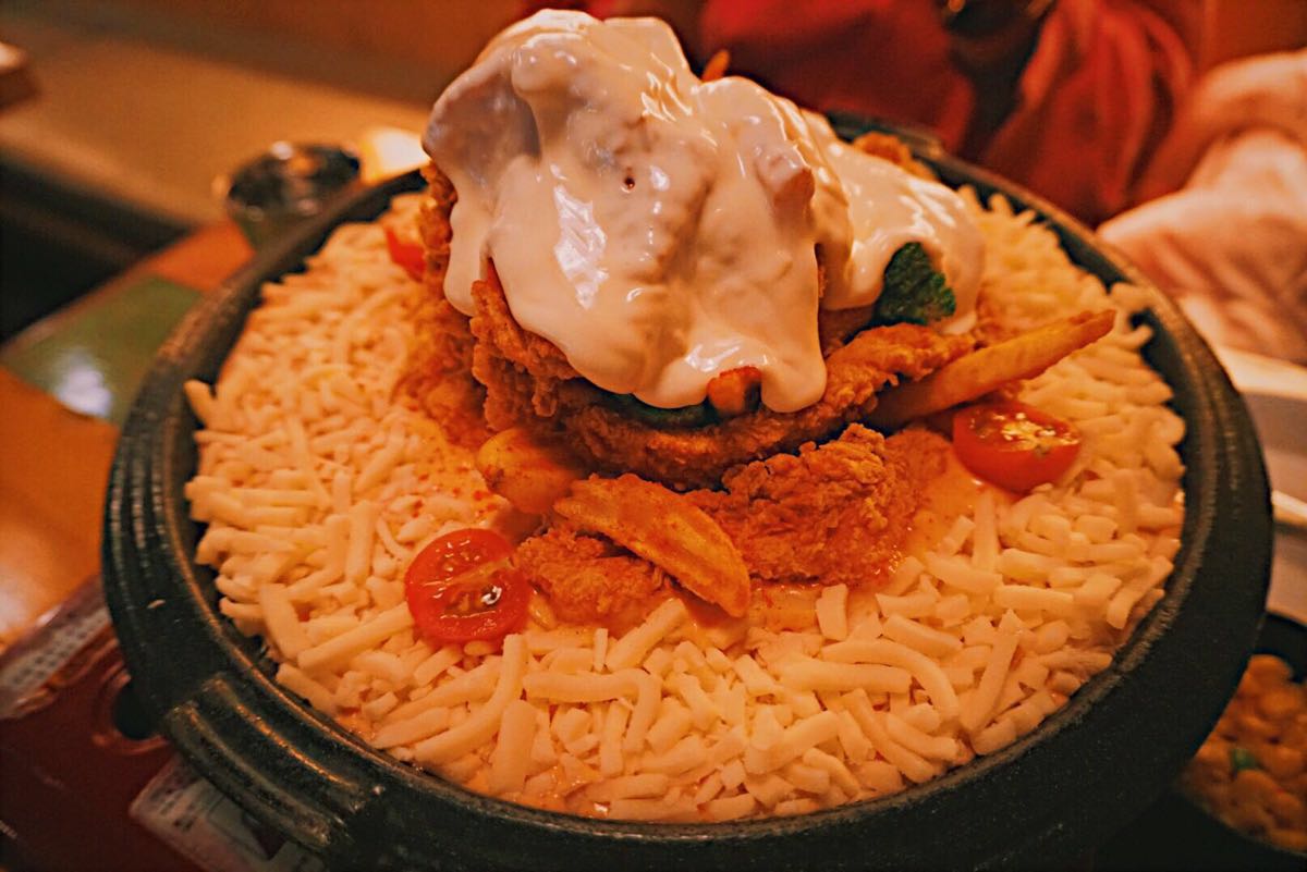 2022chir chir炸鸡(弘大店)美食餐厅,我只点了一只炸鸡,沙拉,沙.