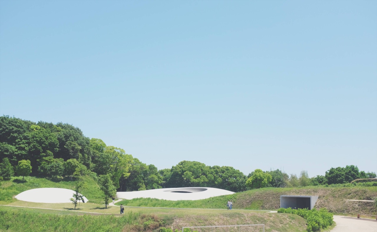 日本濑户内海的丰岛美术馆像一个水珠状的艺术品躺在岛山