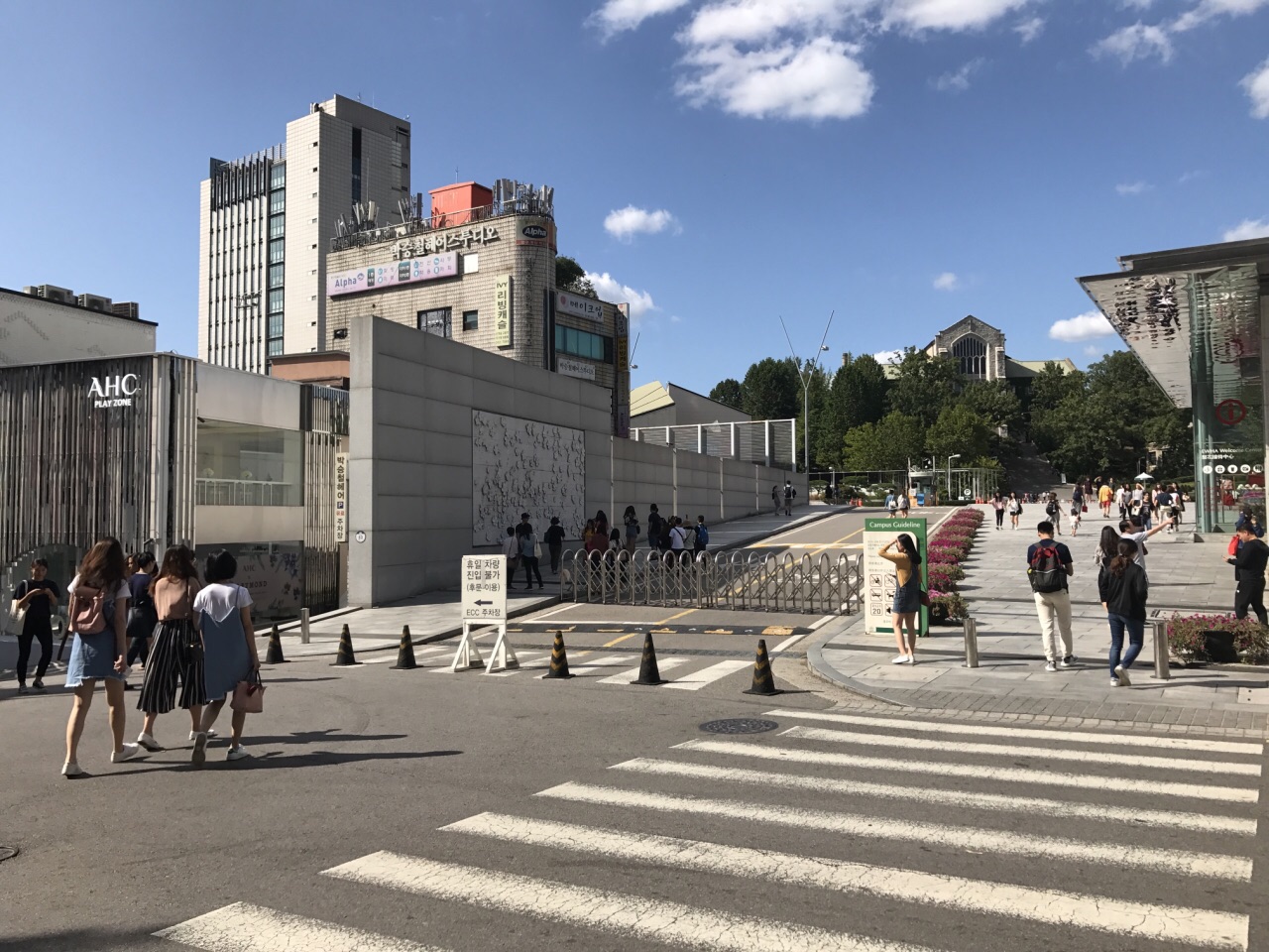 周圍很多小店,學校入口有一面梨花牆,學校建築風格獨特,綠化很好,很