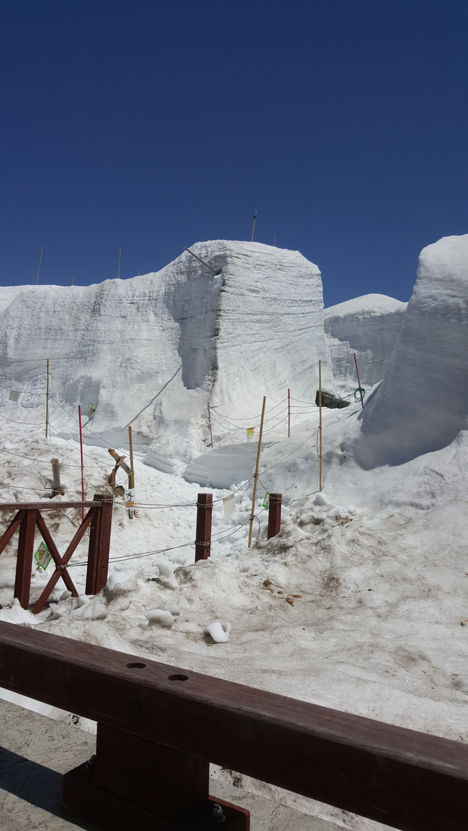 山顶部雪墙高达3米