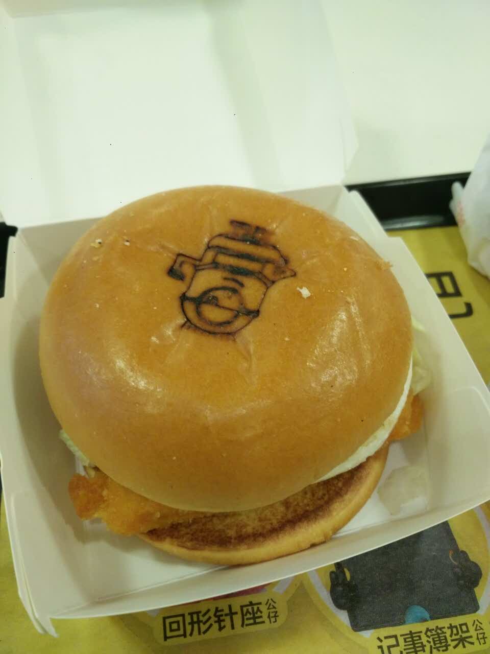 美食林】重庆麦当劳(南坪万达店)餐馆,新出的芝啦啦爆浆芝士鸡排堡,大