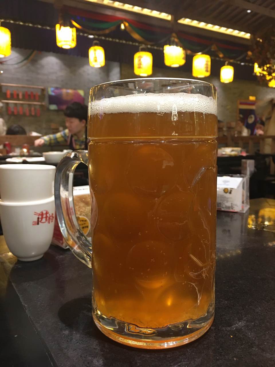 鸳鸯火锅一扎啤酒图片