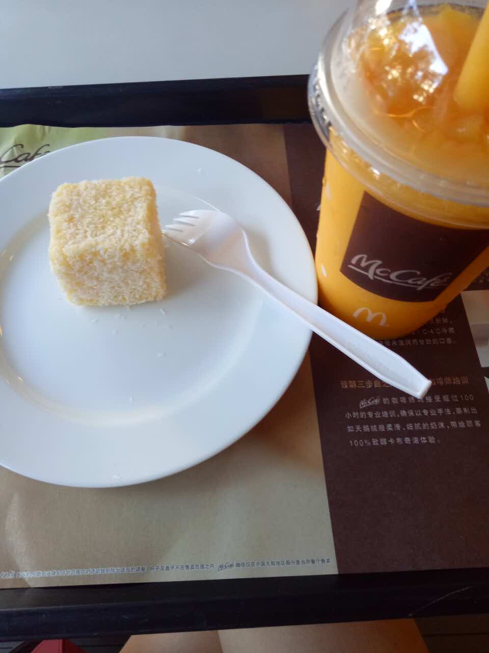 我是个女生都觉得十分养眼,买了芒果雪冰,还赠送了一个拉明顿的蛋糕