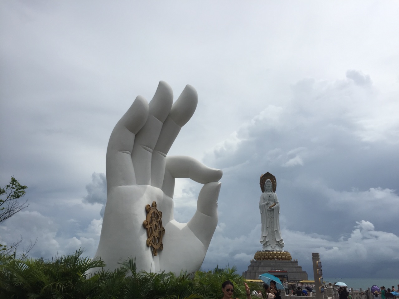 景区第一个景点是金玉观音菩萨像,第二个景点是巨大无比的南海