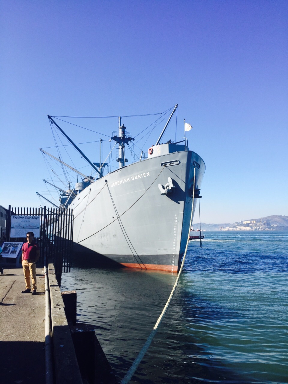 一艘參加過諾曼底登陸戰役的軍艦,應該是一艘運輸補給艦,現在和它前面