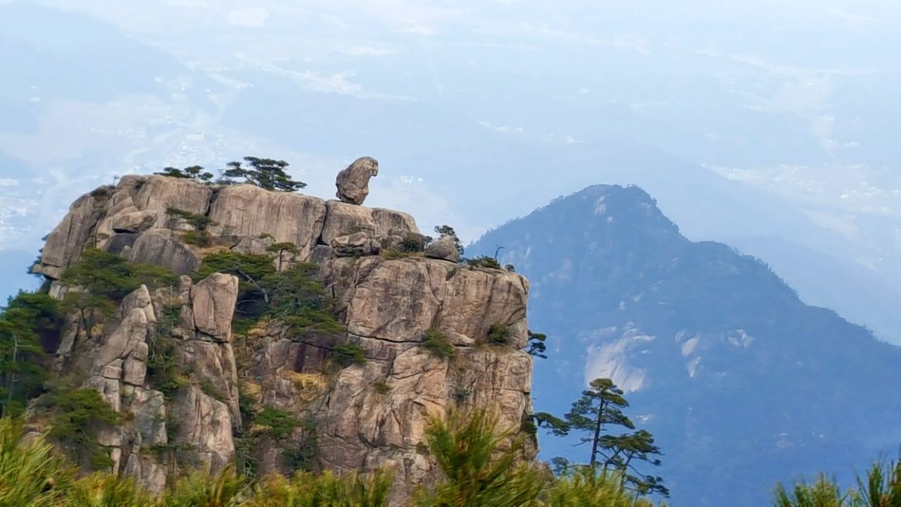 有的像仙人指路……这是猴子观海,当地居民习惯称为猴子望太平,只见一