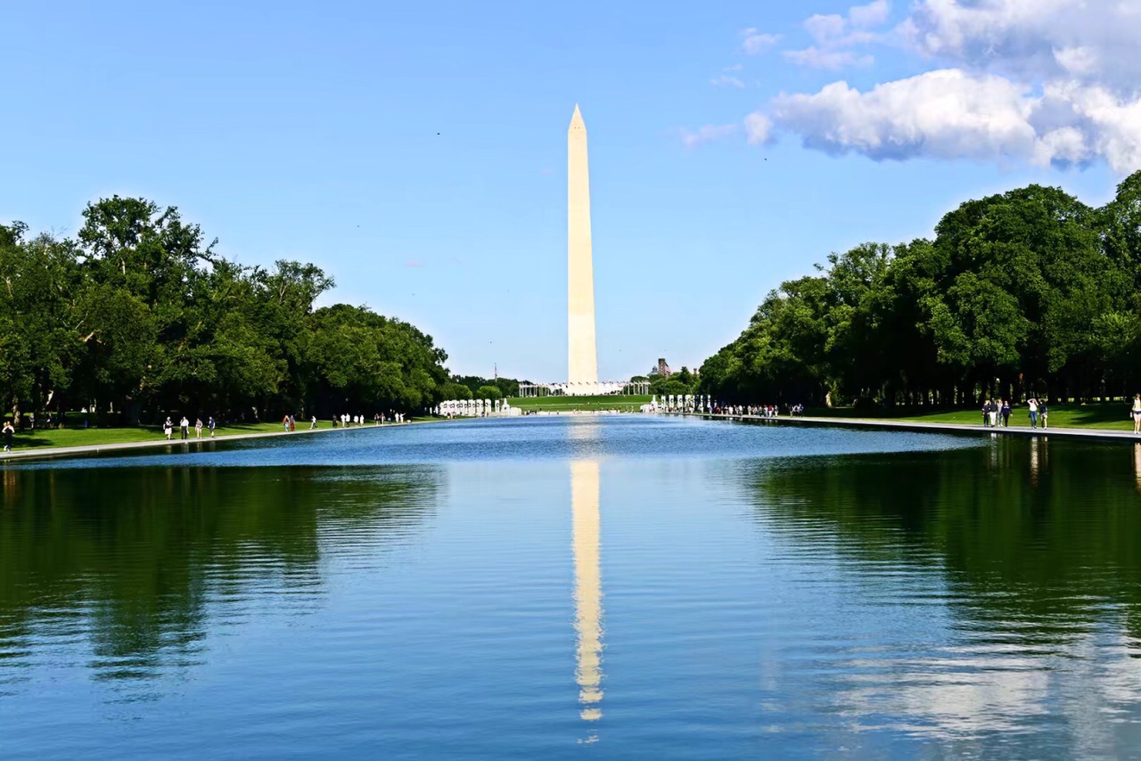 位于国会大厦和林肯纪念堂的轴线上,是一座大理石的方尖碑.