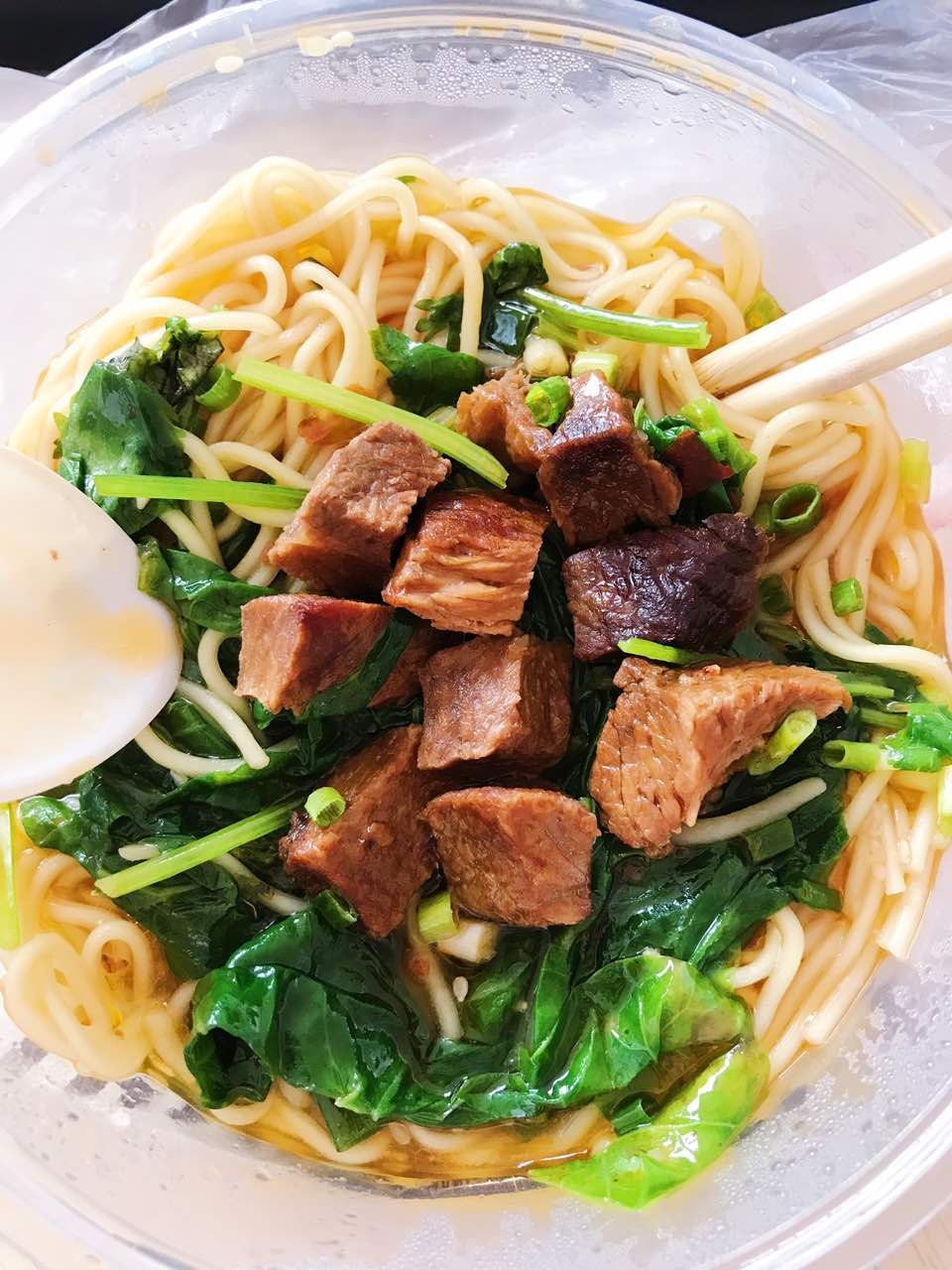 三两的牛肉面超好吃肉好多19就送外卖了他斜对面的某某某某三十才起送