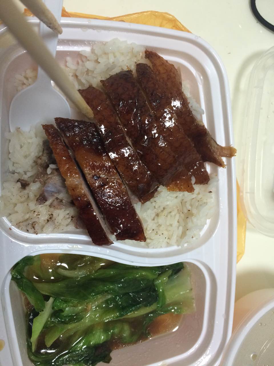 点的是烧鸭饭,总体来说还不错,就是烧鸭稍微有点儿甜了,甜味淡一点儿