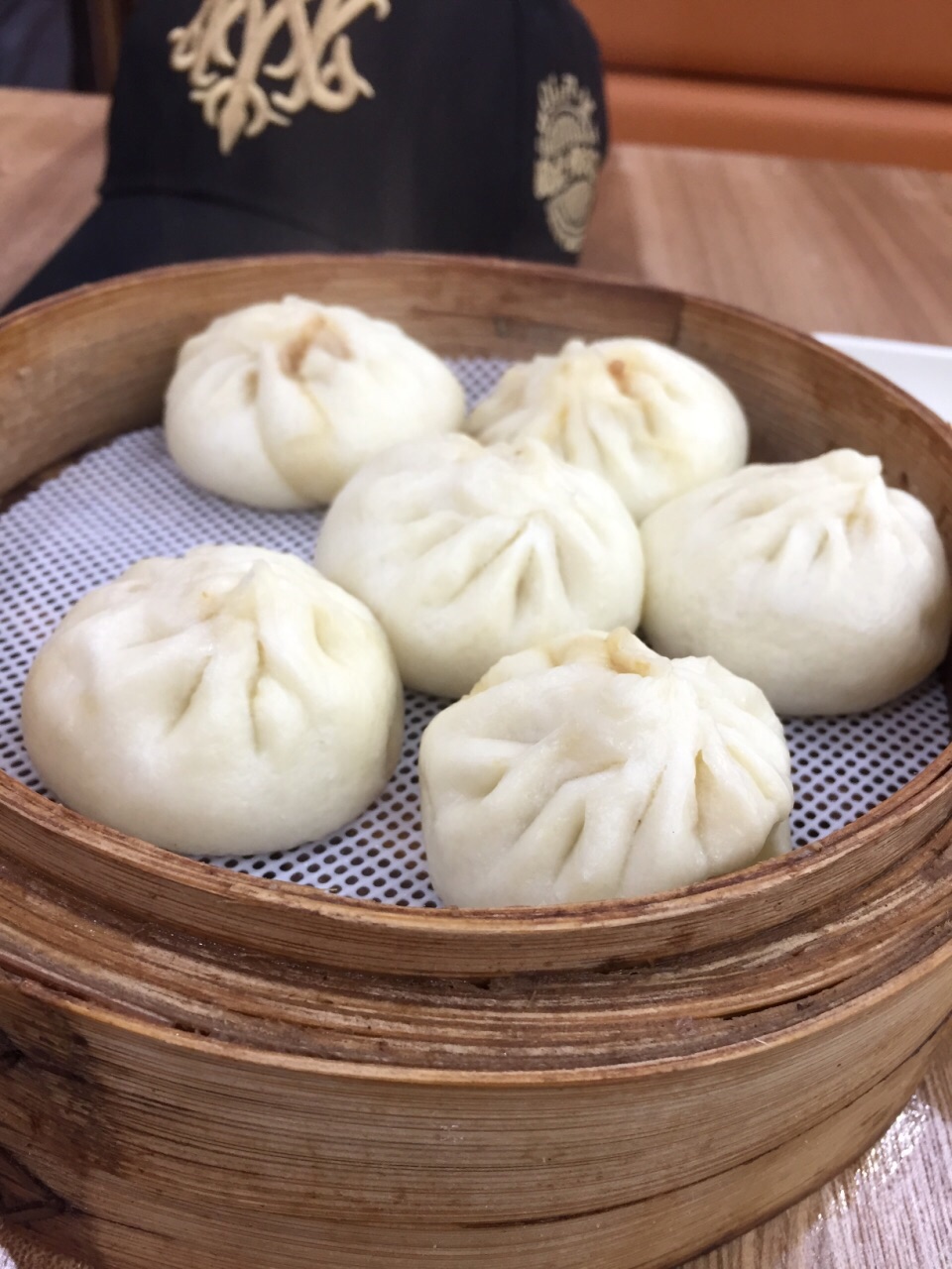 上一笼小笼包六个不多也不少夹一个入口酥软正好肉香入味吃罢好似意尤