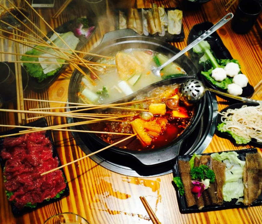 2022签季串串火锅美食餐厅,标价也不贵,我们四个人才吃.