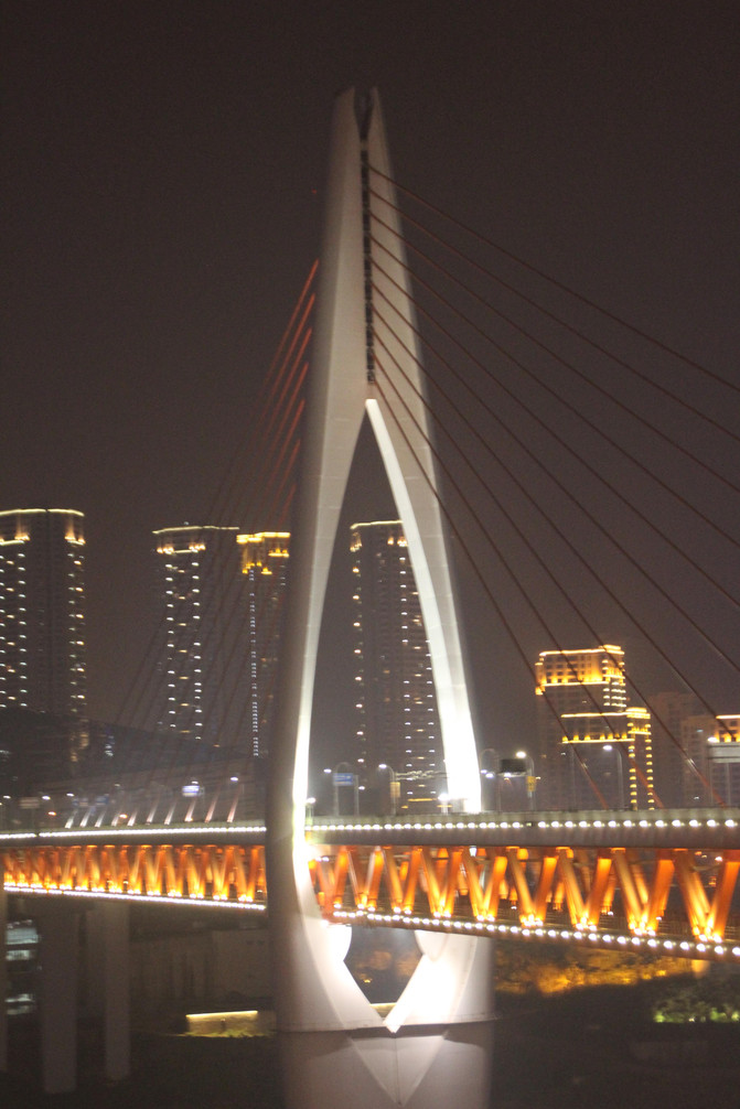 【独自一人行】:8D环绕脚下慌 雾都城里挨个浪