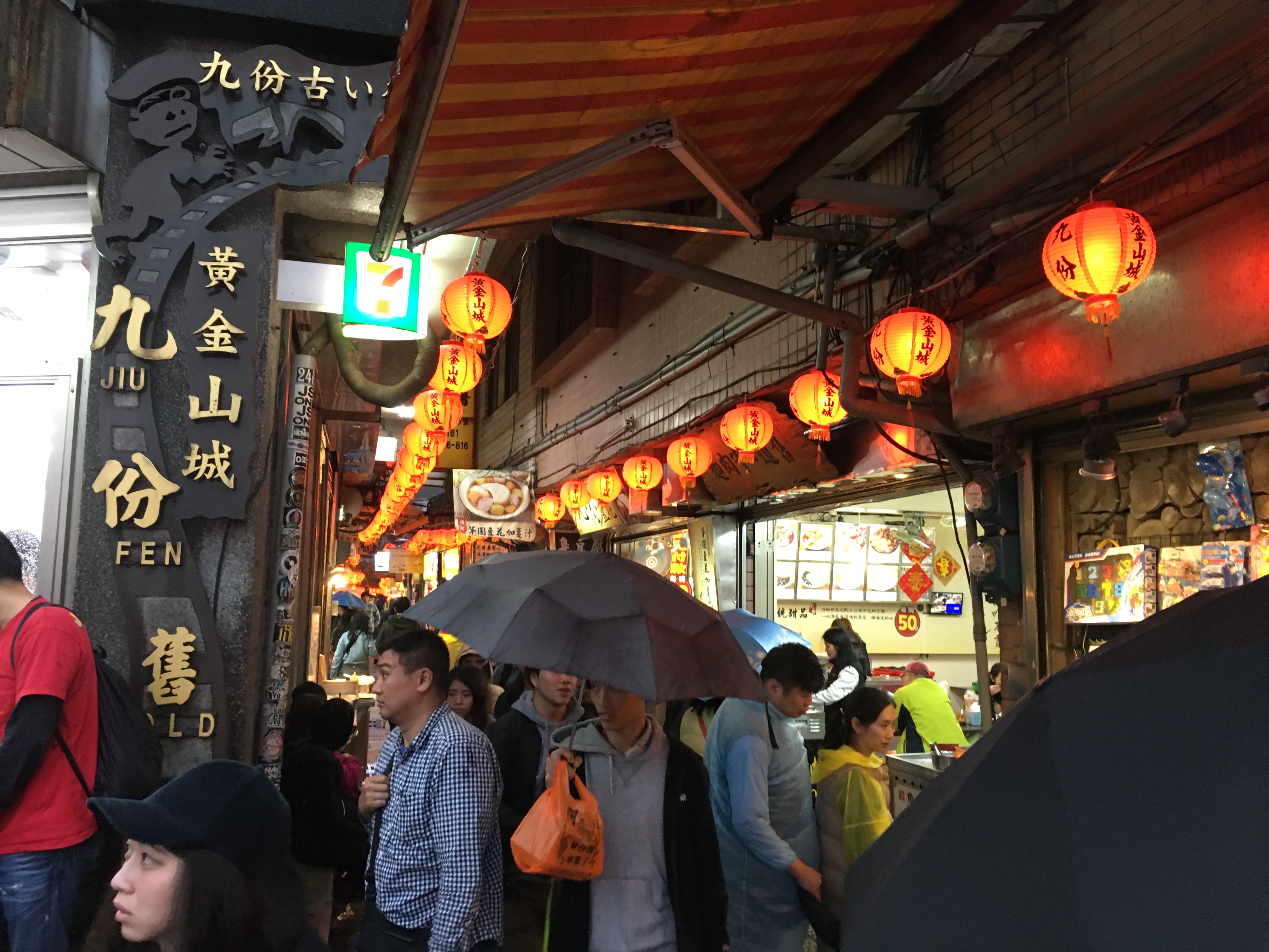 台湾环西部跟团游行程中安排夜逛九份老街,所有旅游大巴不让开上山