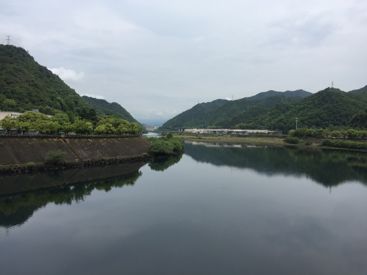 從蘭溪諸葛八卦村回來順便去新安江水電站看看沿途風景不錯農夫山泉