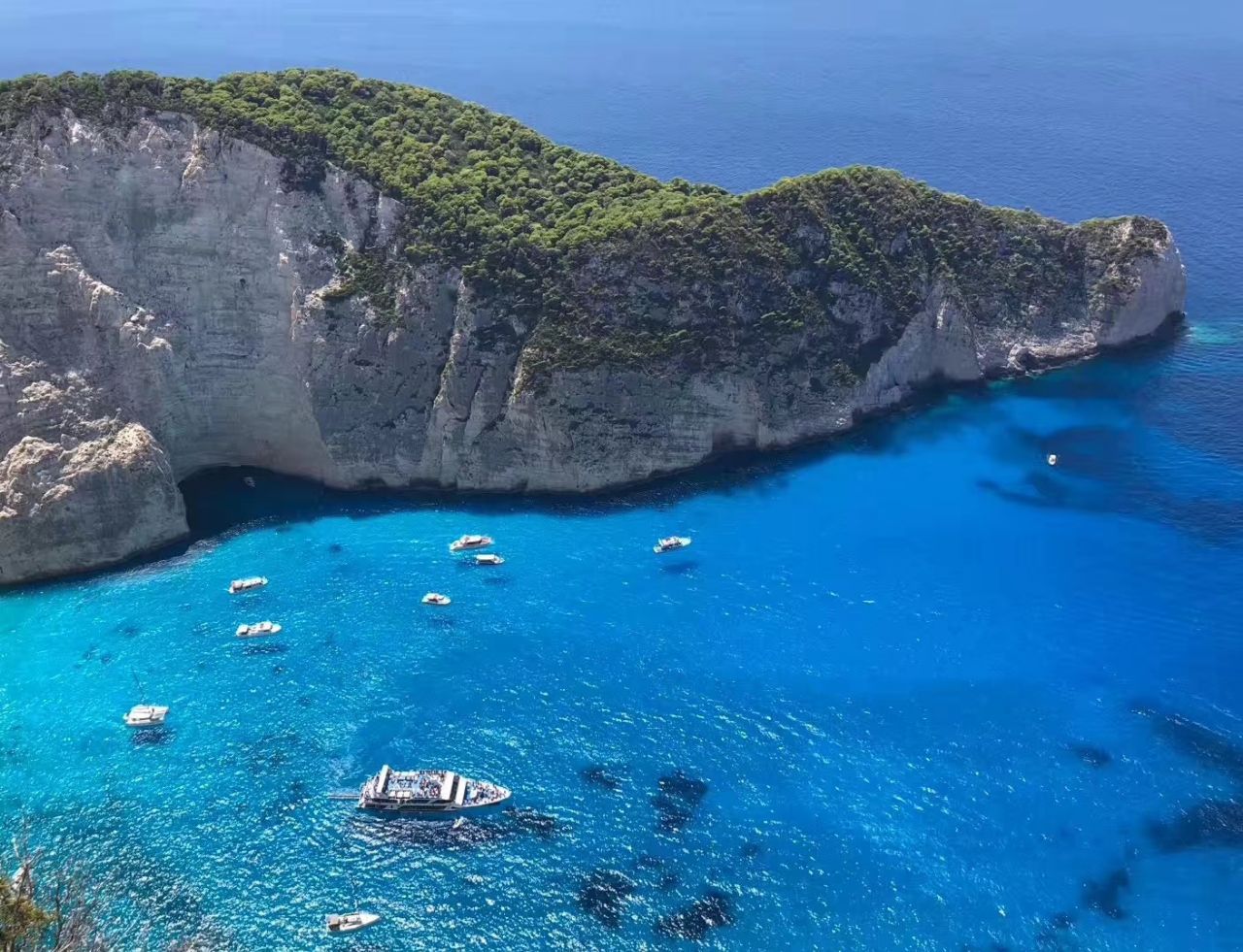 希腊的那瓦吉奥海滩，又称沉船海滩，是世界公认的最美海滩之一
